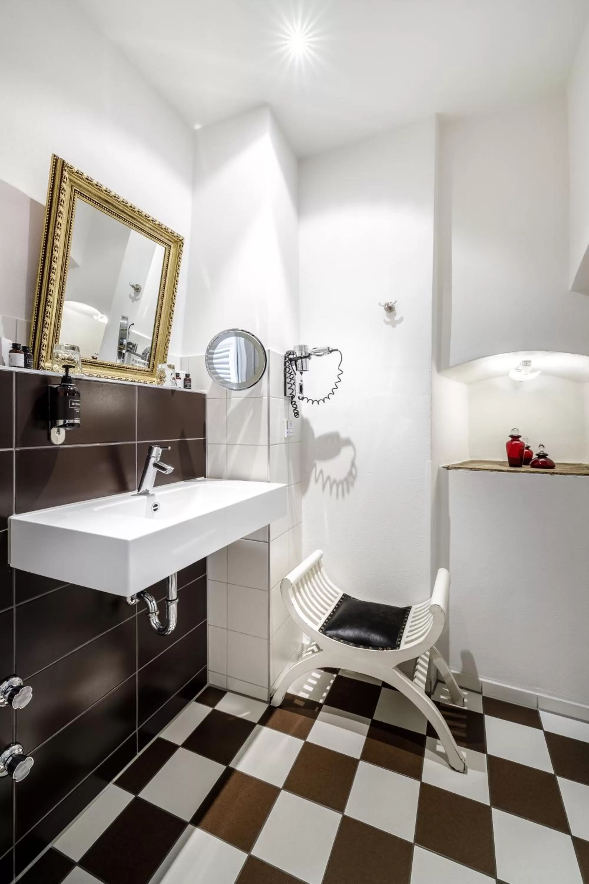 Bathroom in Chin-Chin Hotel ehemals Bohemian Hotel