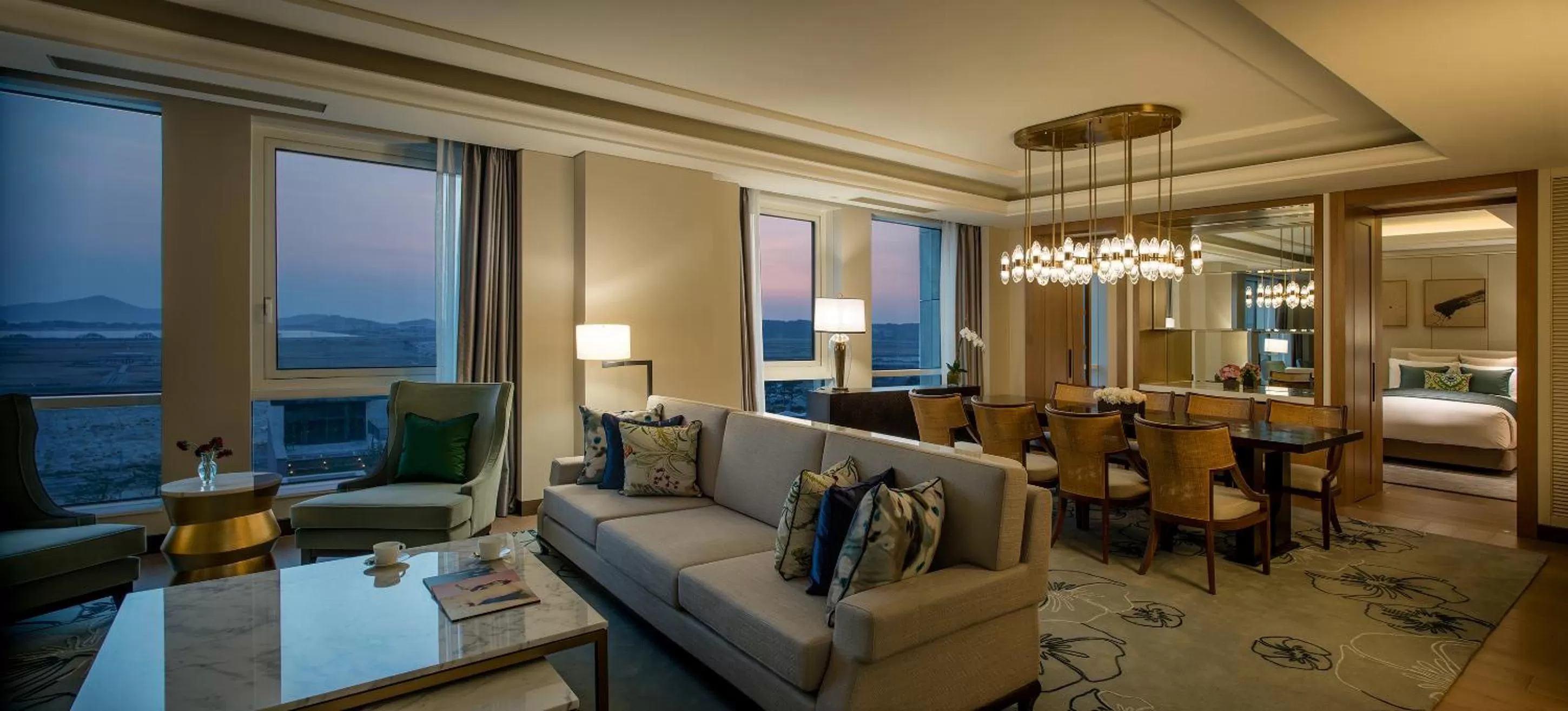 Photo of the whole room in Paradise City