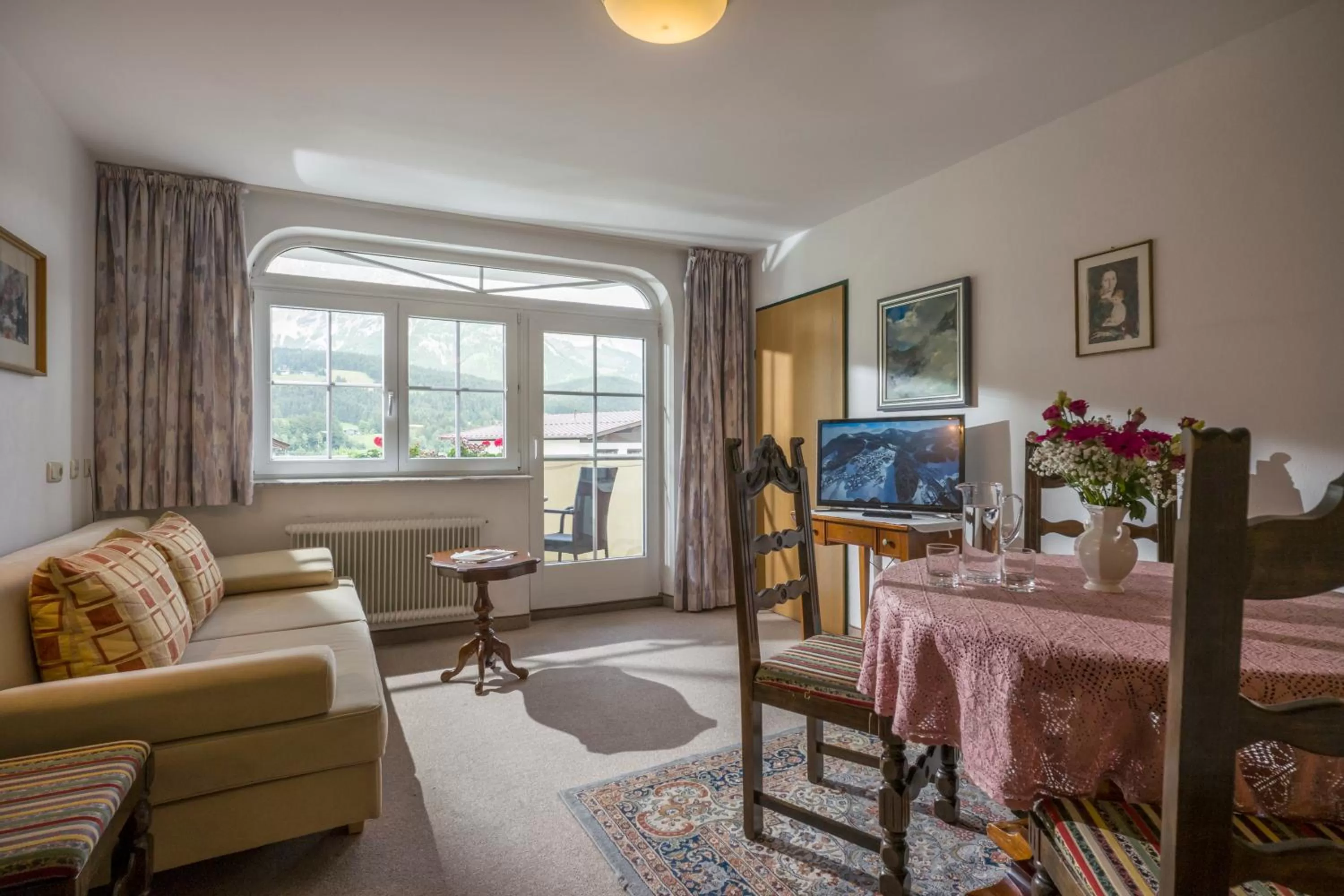 Photo of the whole room, Seating Area in Apparthotel Tom Sojer