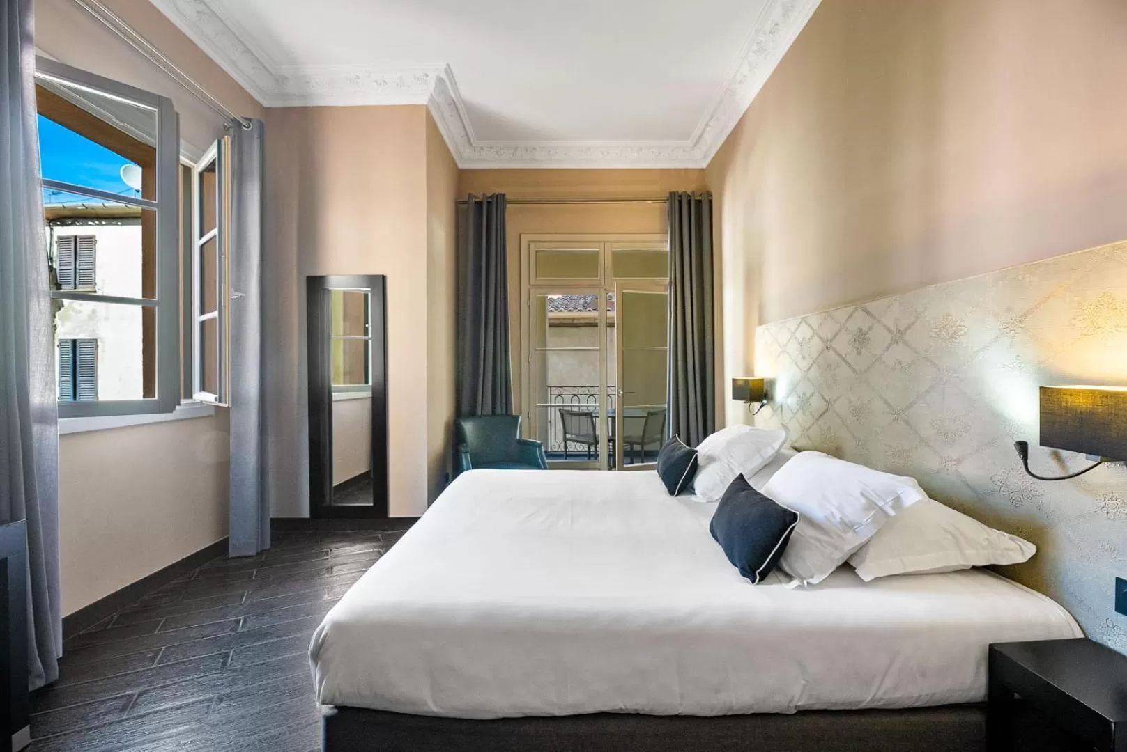 Balcony/Terrace, Bed in Hotel POZZO DI BORGO