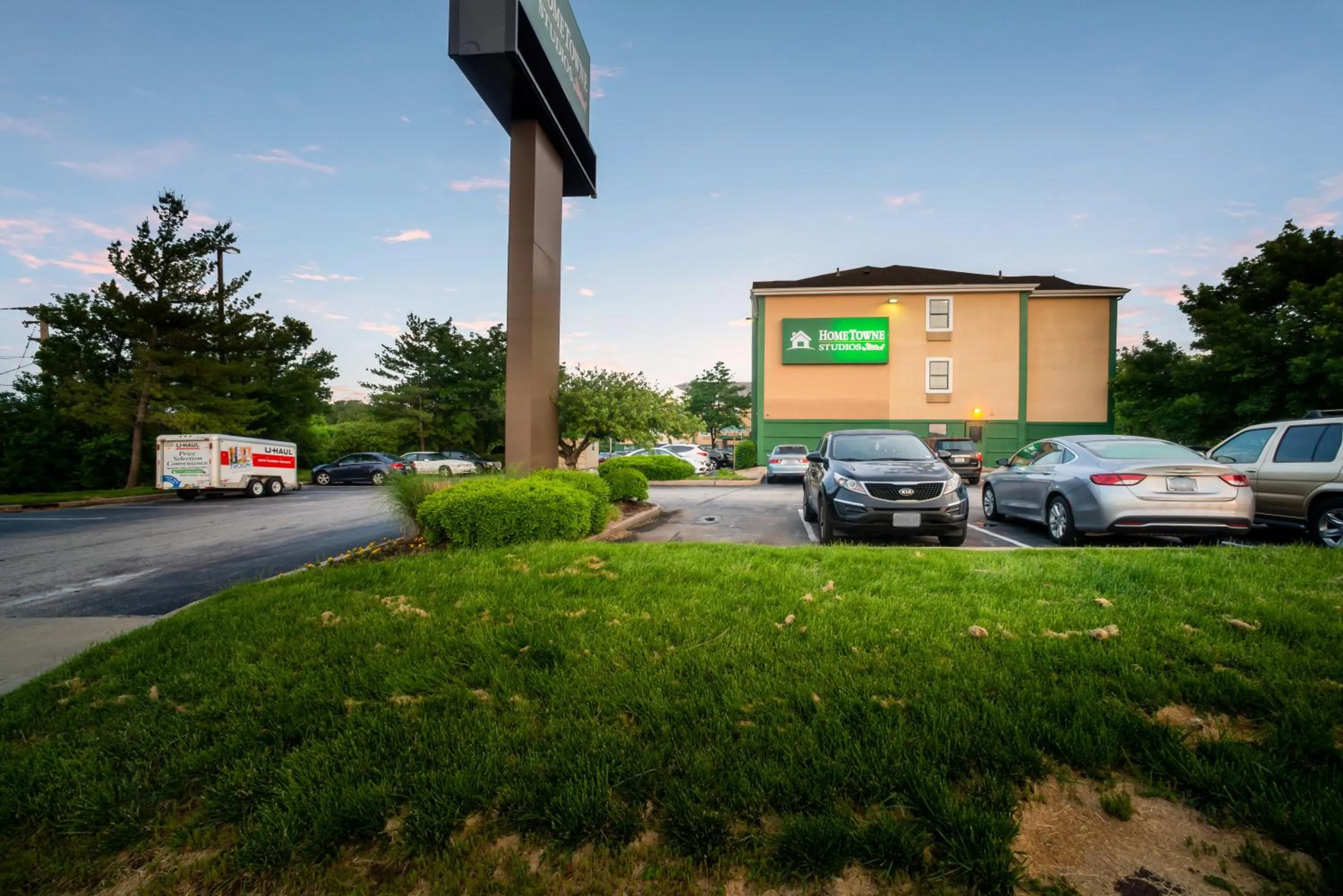 Property building in HomeTowne Studios by Red Roof St. Louis - Airport/N Lindbergh