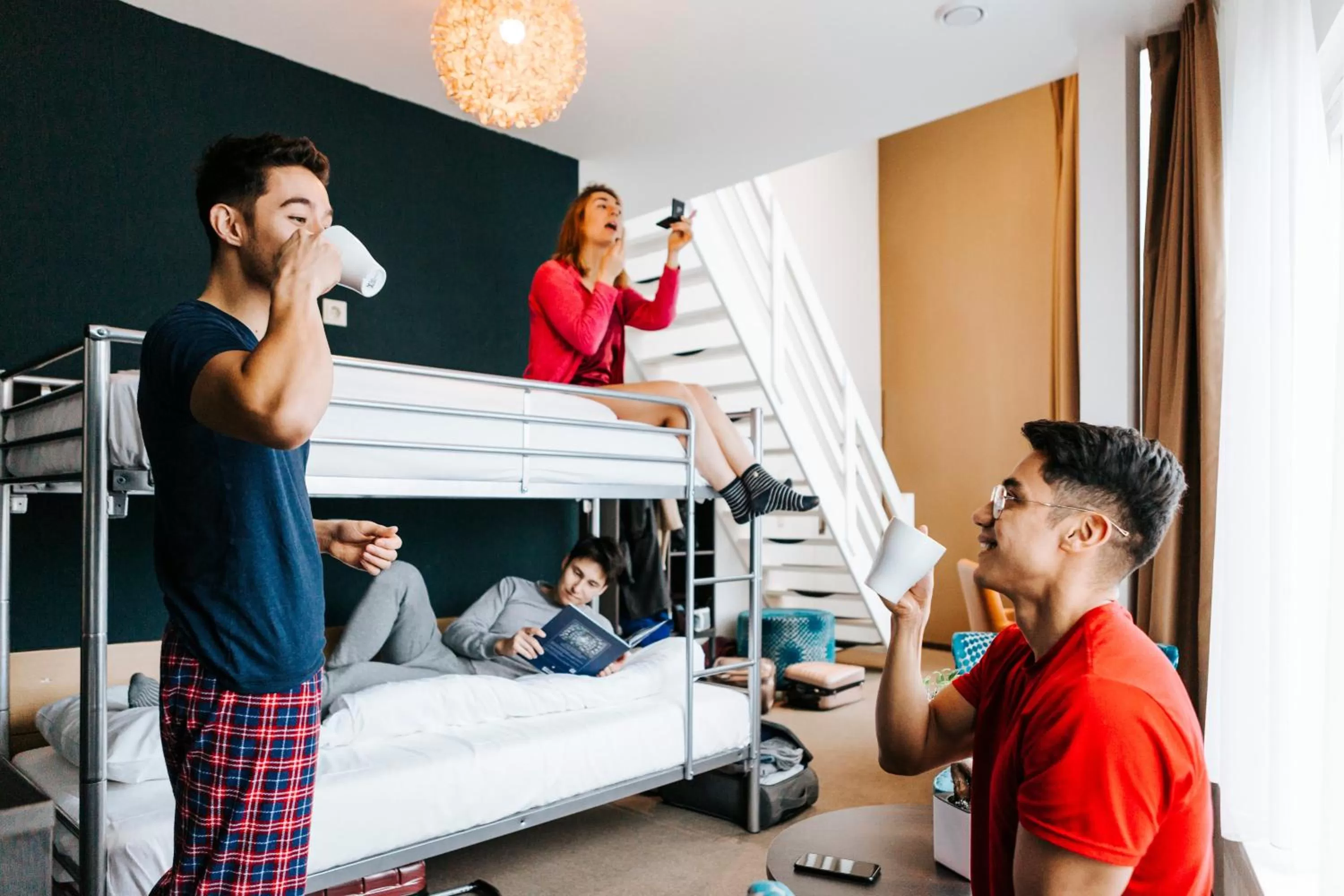 People, Bed in The Hague Teleport Hotel - Free Parking