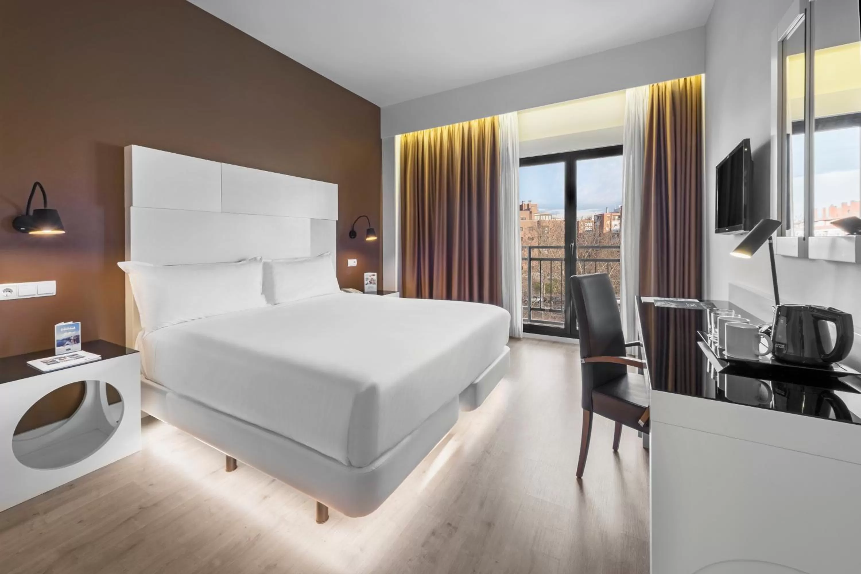 Photo of the whole room, Bed in Elba Madrid Alcalá