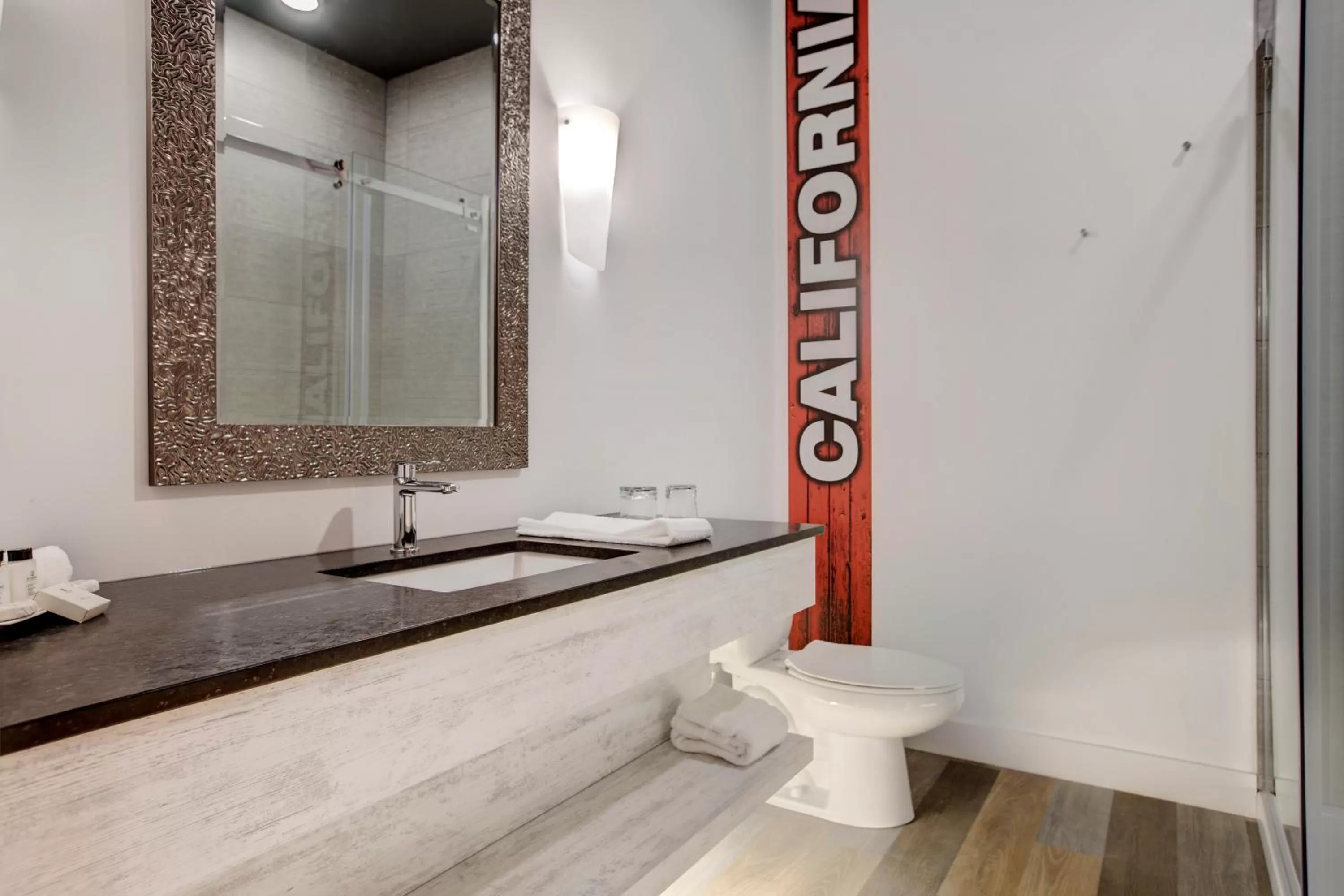 Toilet in Hotel Historique et Manoir Route 66