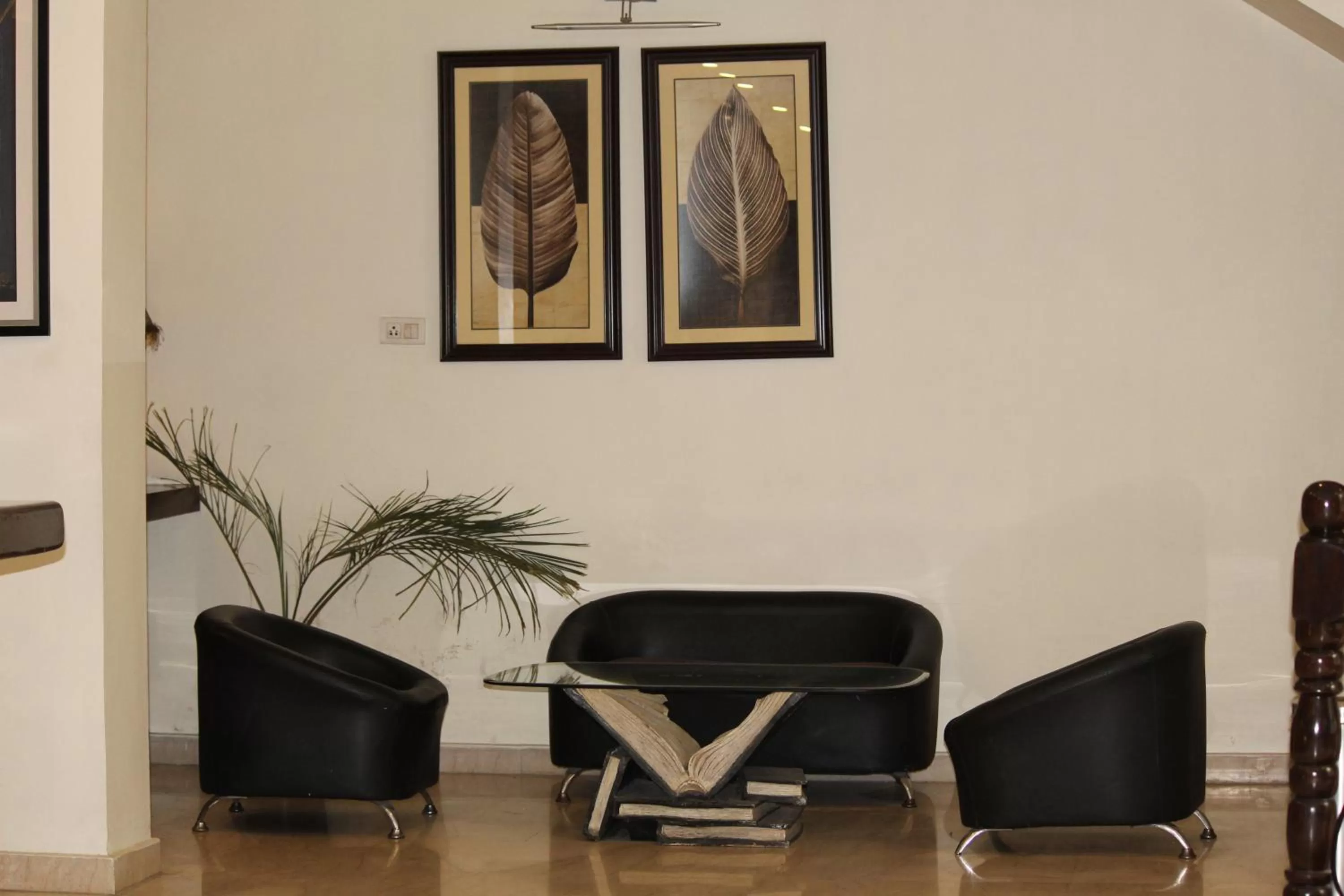 Seating area in Hotel Broadways Inn