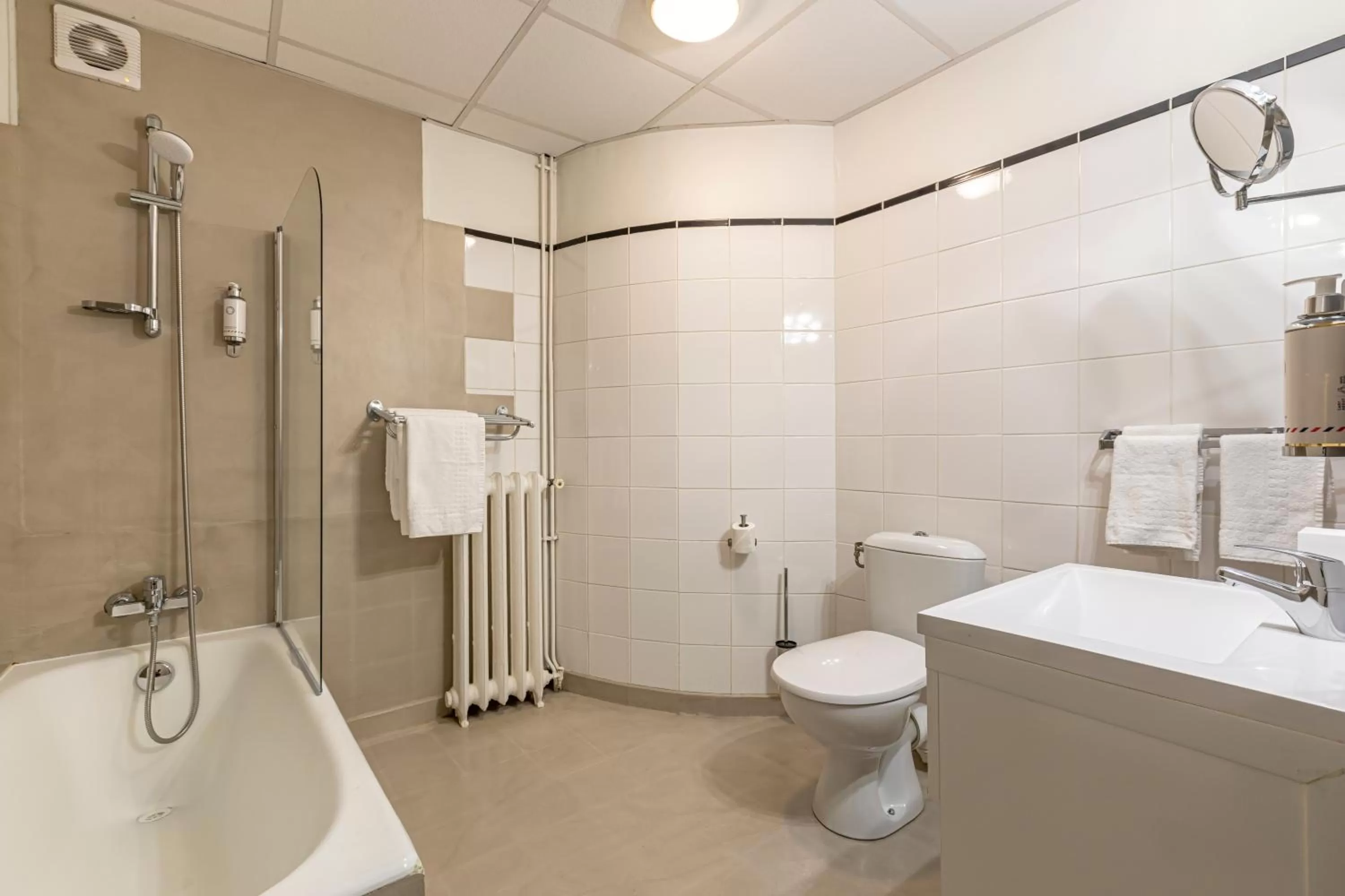 Toilet in Splendid Hôtel