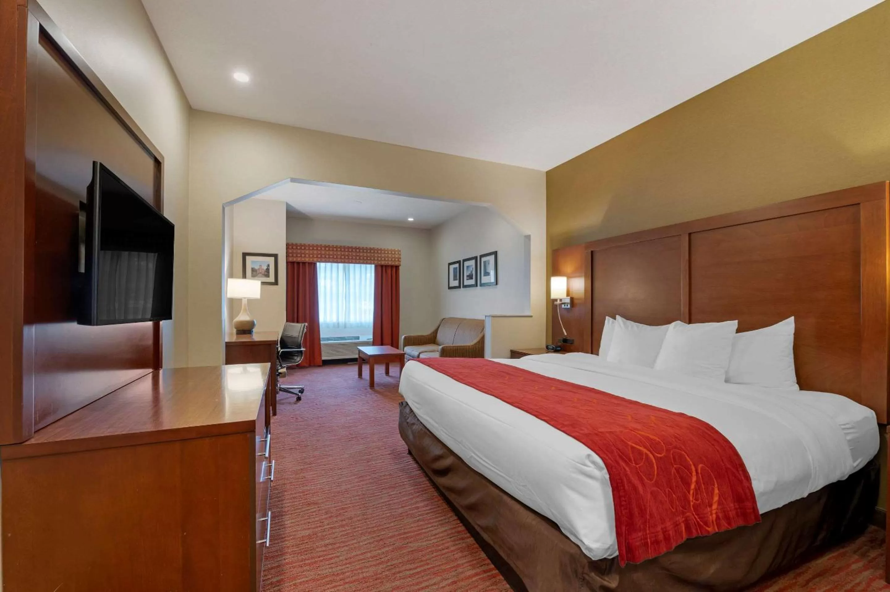 Photo of the whole room, Bed in Comfort Suites Columbus Expo Center