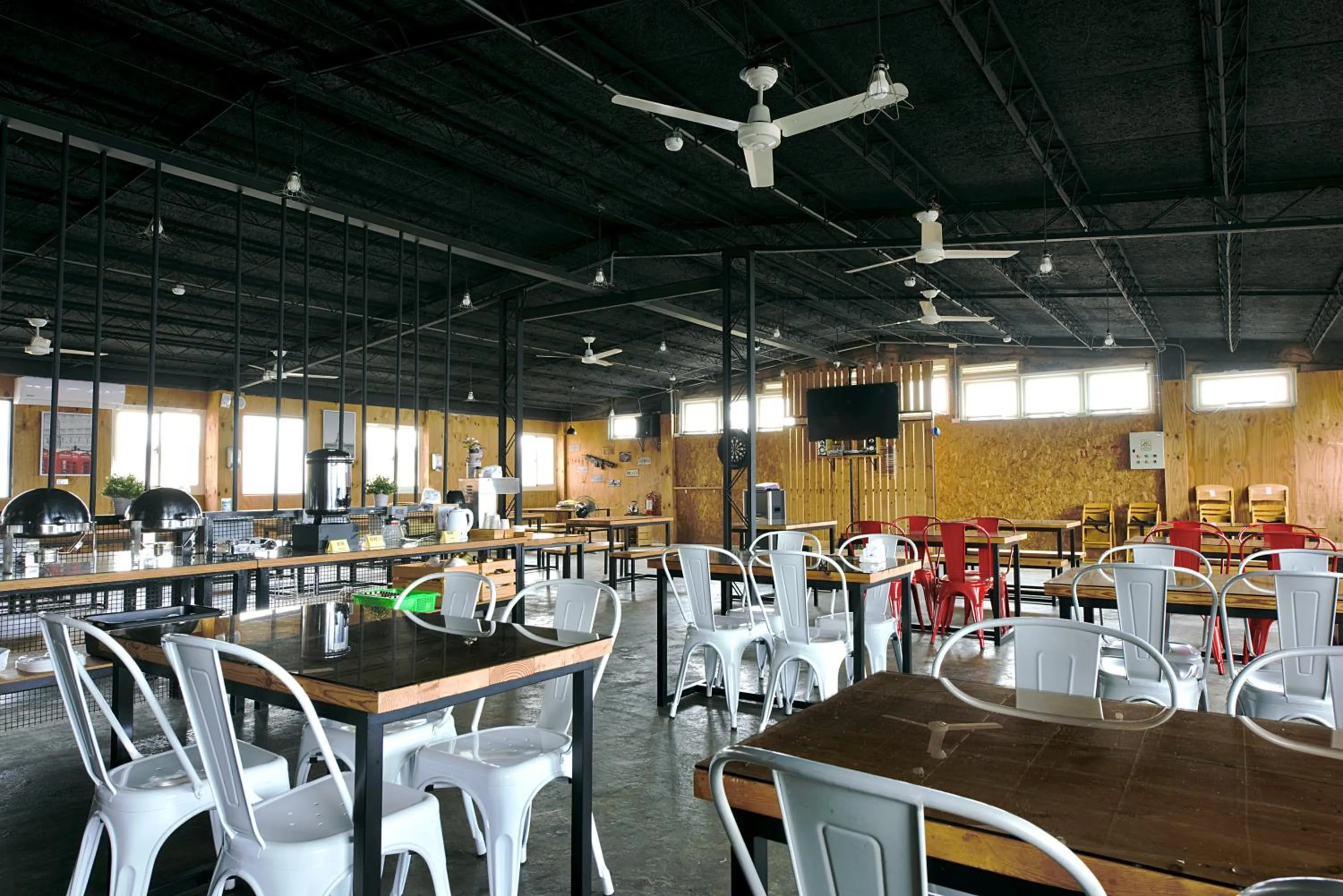 Restaurant/places to eat in Good Night Hotel