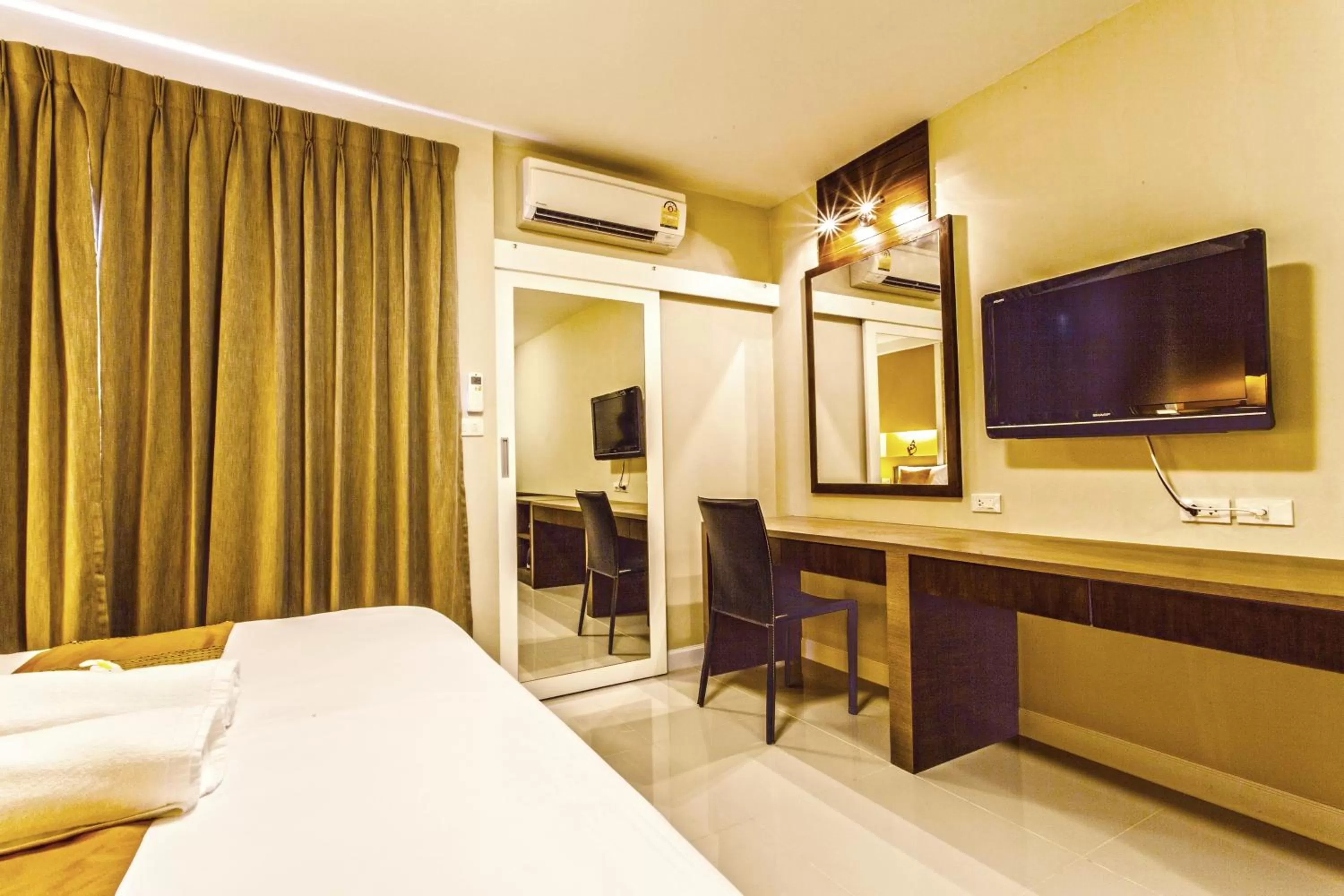 TV and multimedia, Bed in The Aim Sathorn Hotel