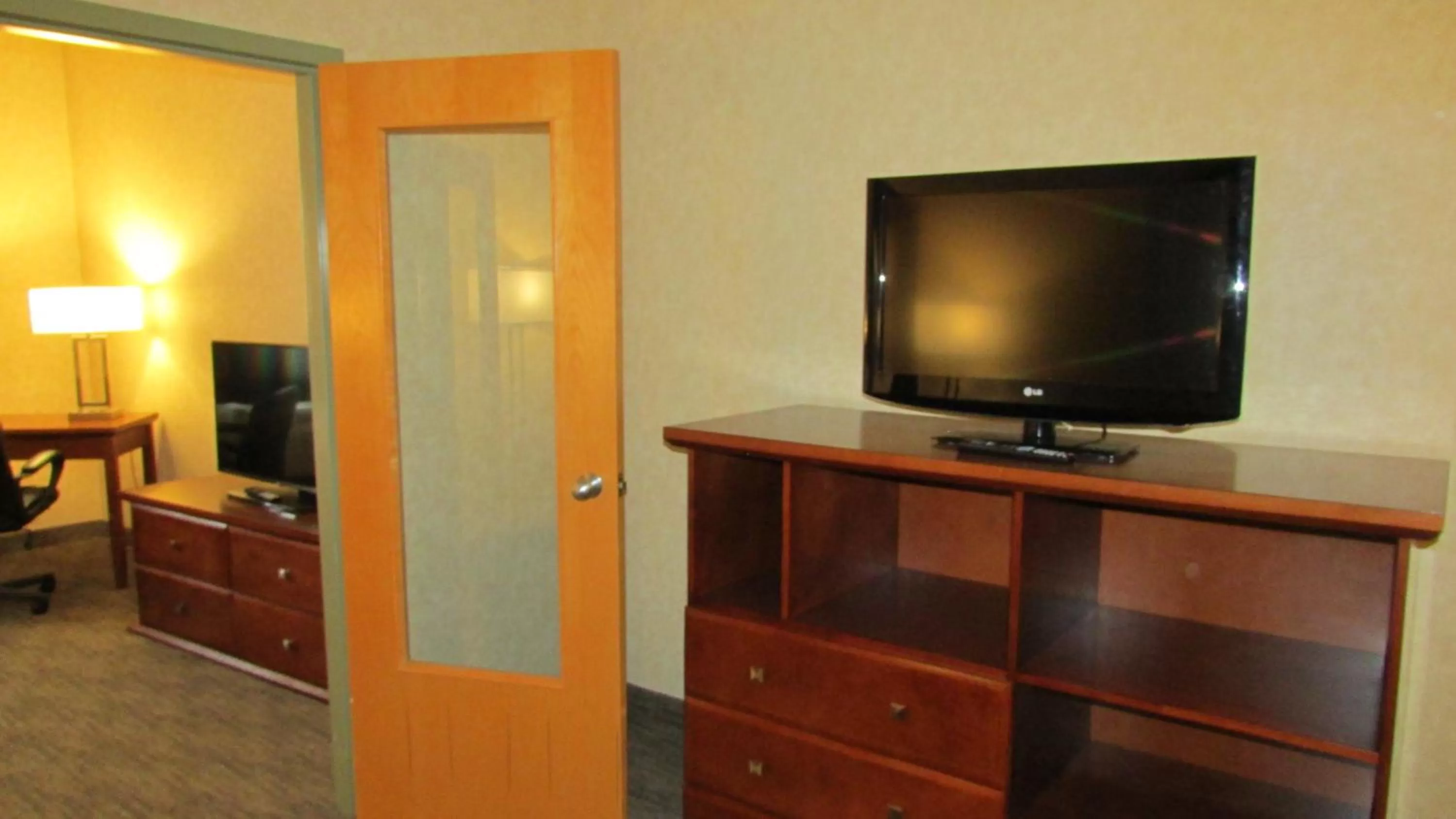 TV and multimedia in Days Inn & Suites by Wyndham Brooks