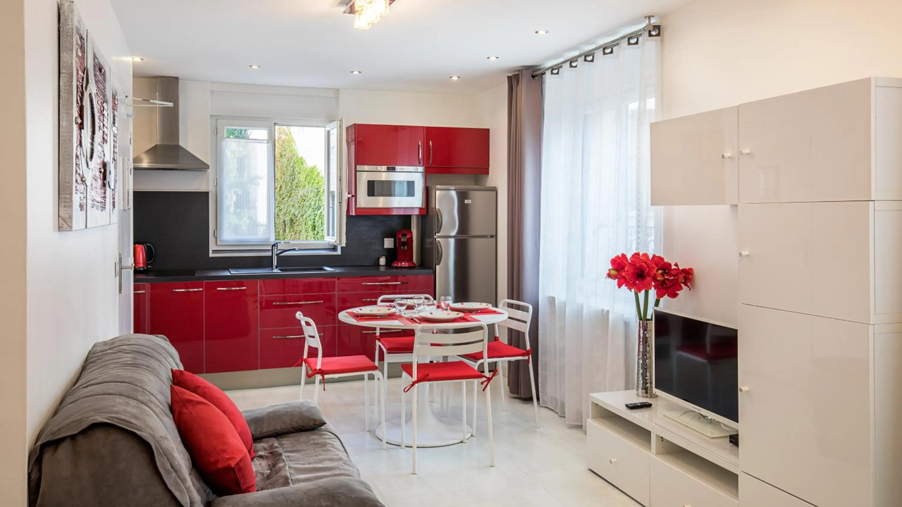 Photo of the whole room in Hotel De L'Horloge