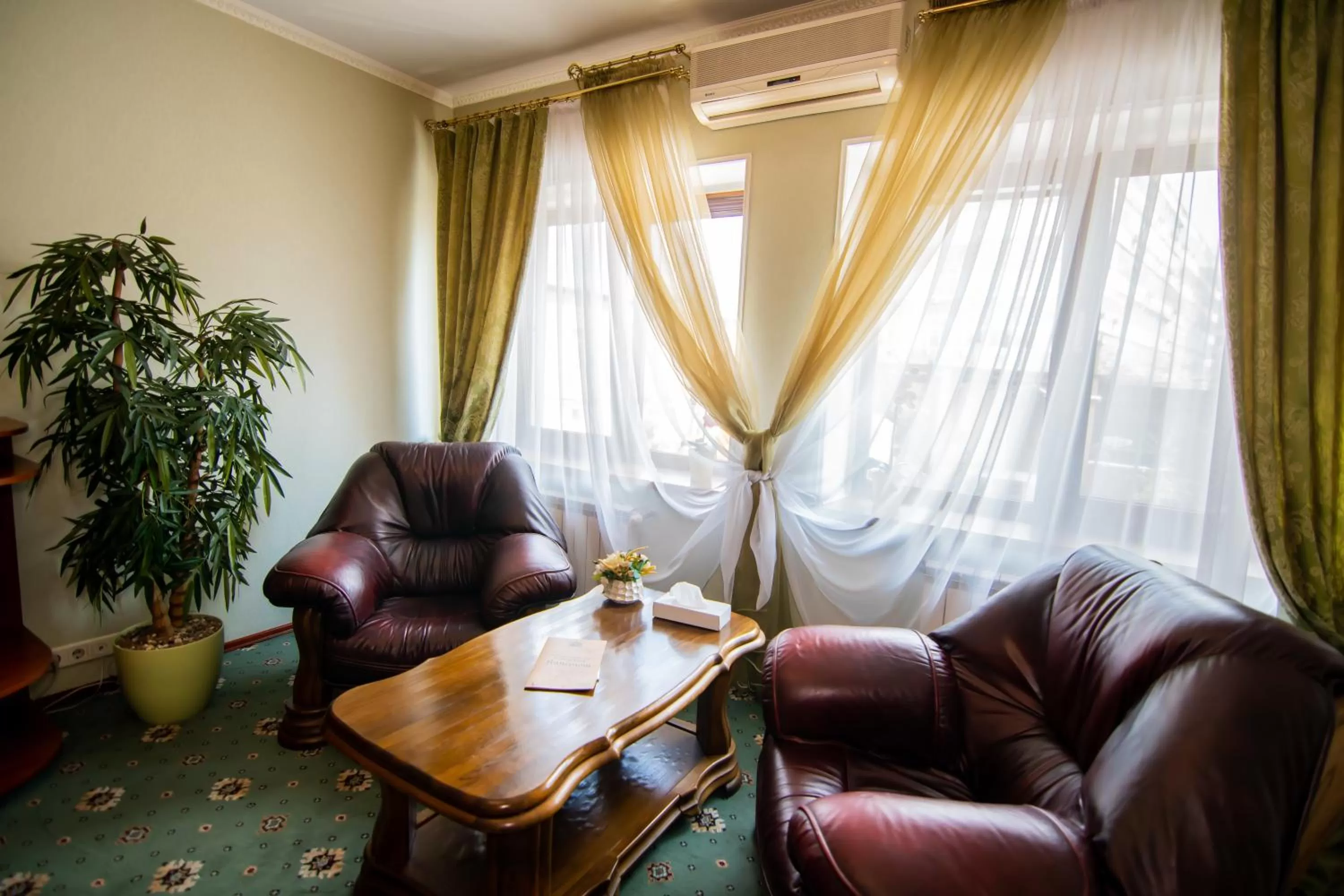 Photo of the whole room, Seating Area in Kamelot