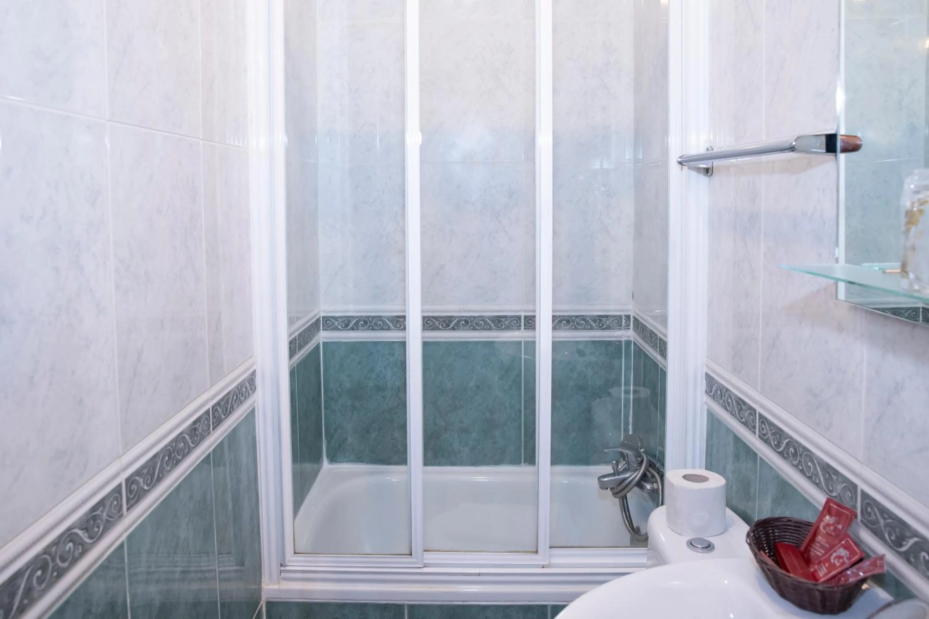 Bathroom in Hostal Tokio