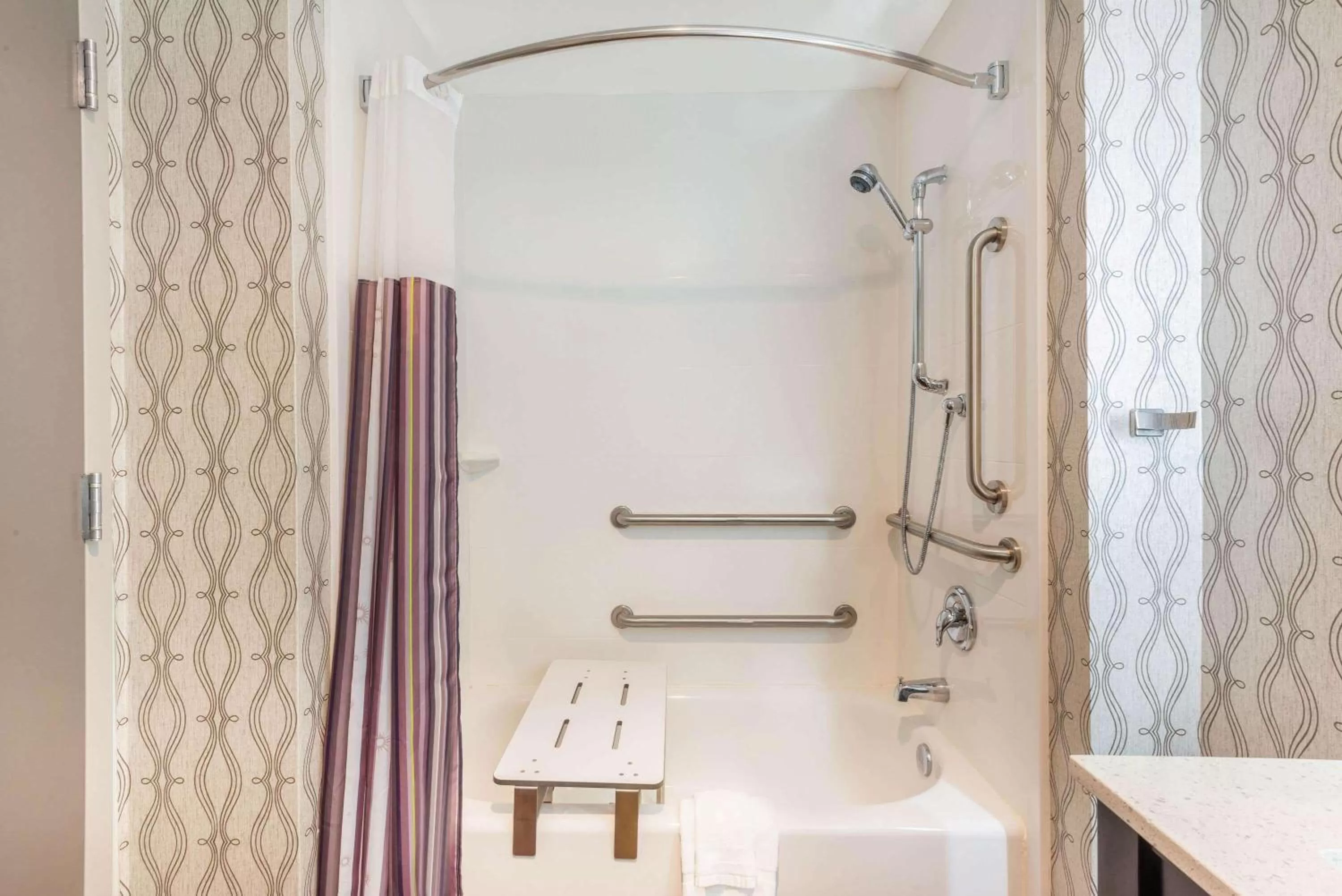 Bathroom in La Quinta by Wyndham Aberdeen-APG