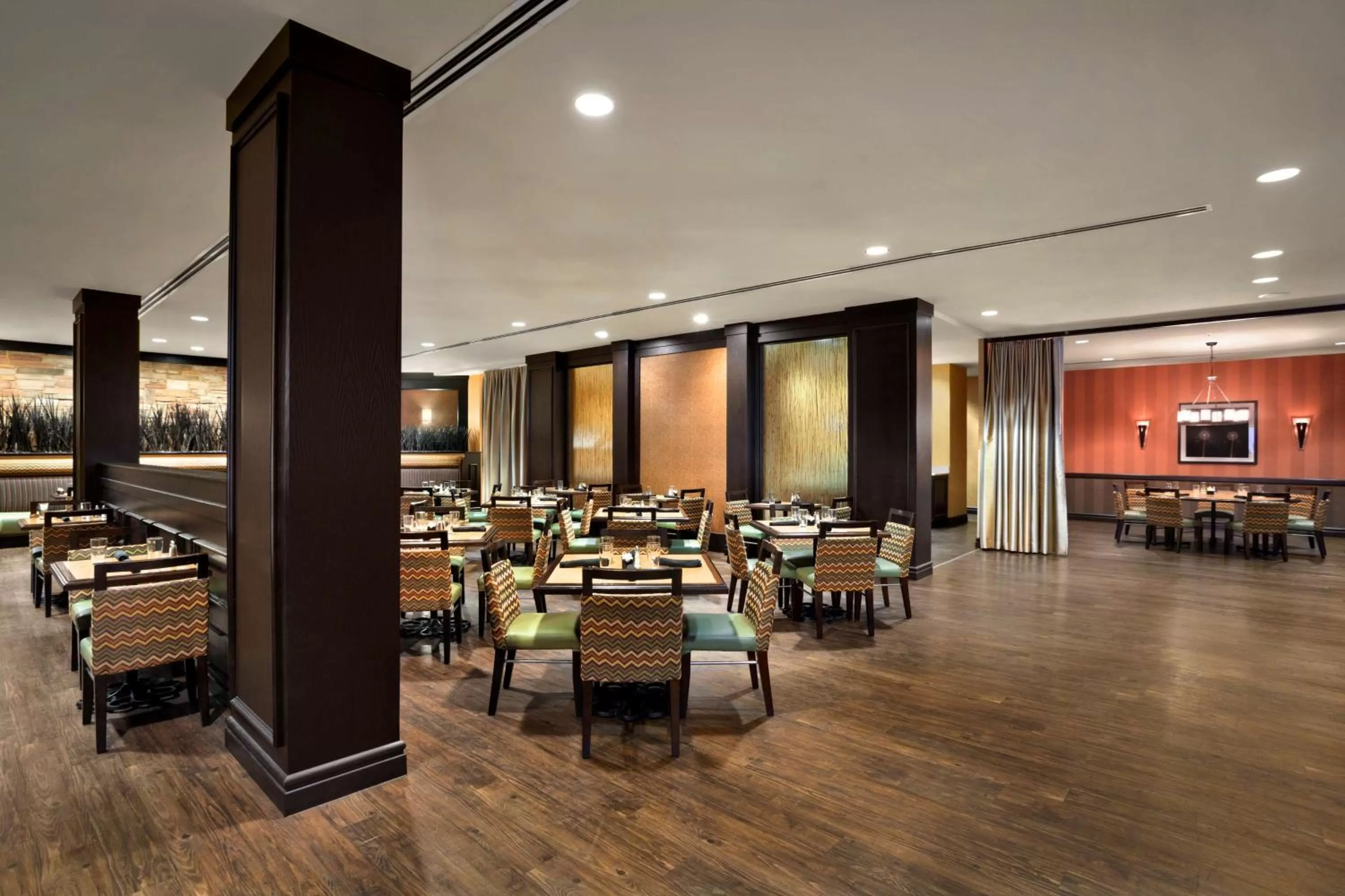 Restaurant/places to eat in DoubleTree by Hilton DFW Airport North
