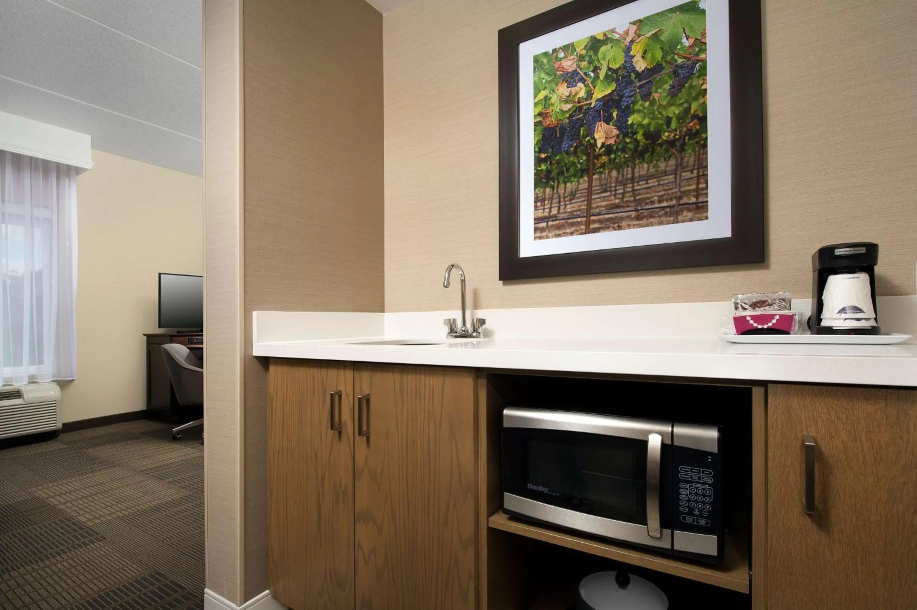 Kitchen or kitchenette in Hampton Inn & Suites Falls Church