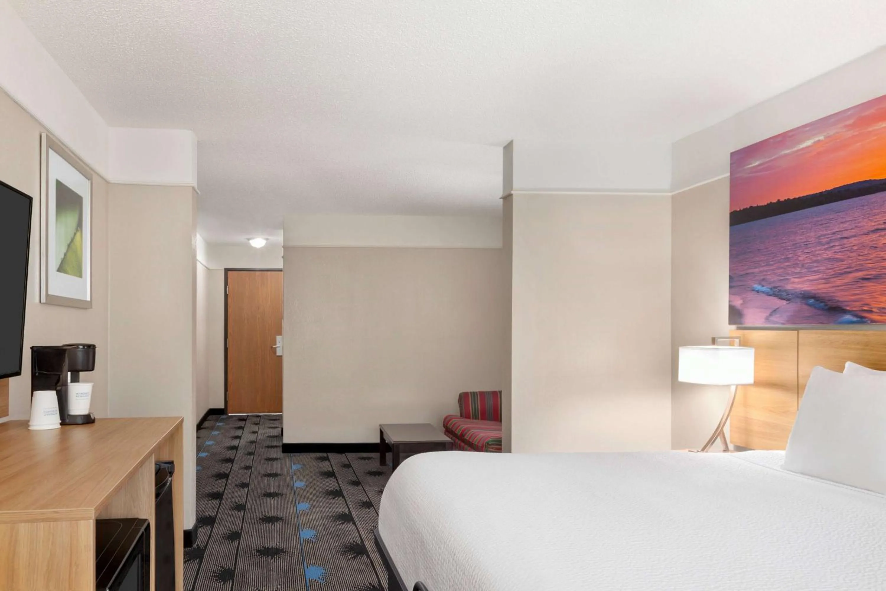 Photo of the whole room, Bed in Days Inn by Wyndham Kansas City International Airport