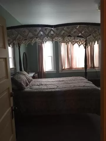 Bedroom, Bed in Victorian Charm Inn