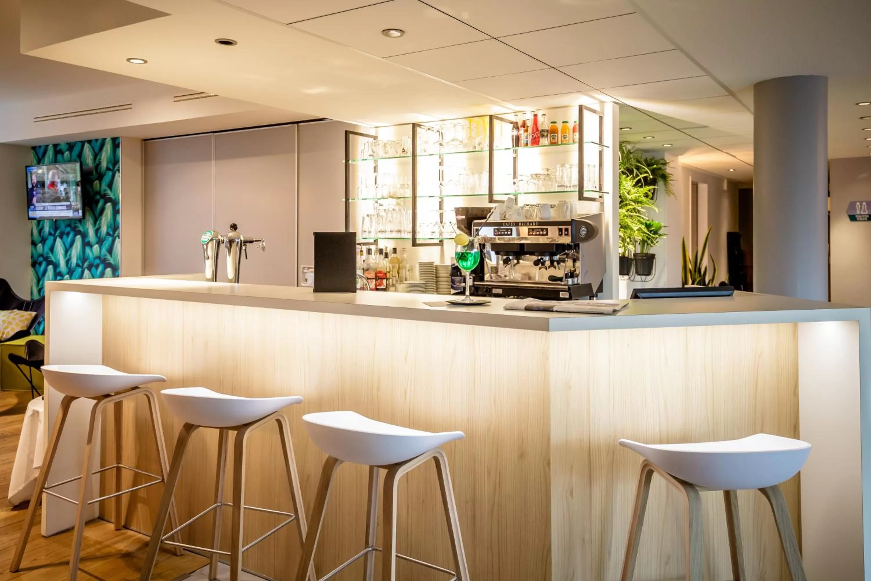 Lounge or bar in Best Western Plus Hôtel Vannes Centre Ville