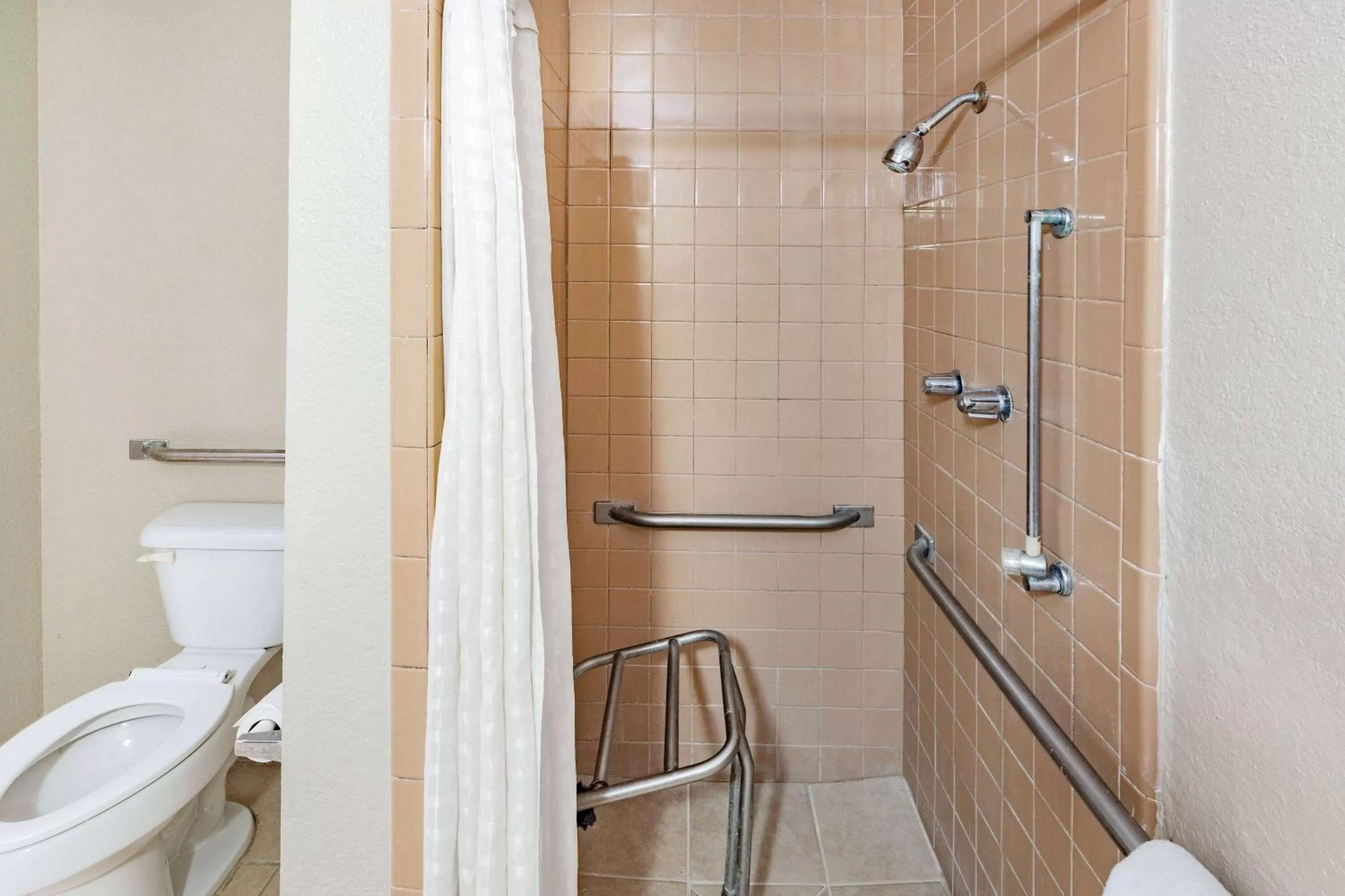 Shower in Howard Johnson by Wyndham Houston Hobby Airport