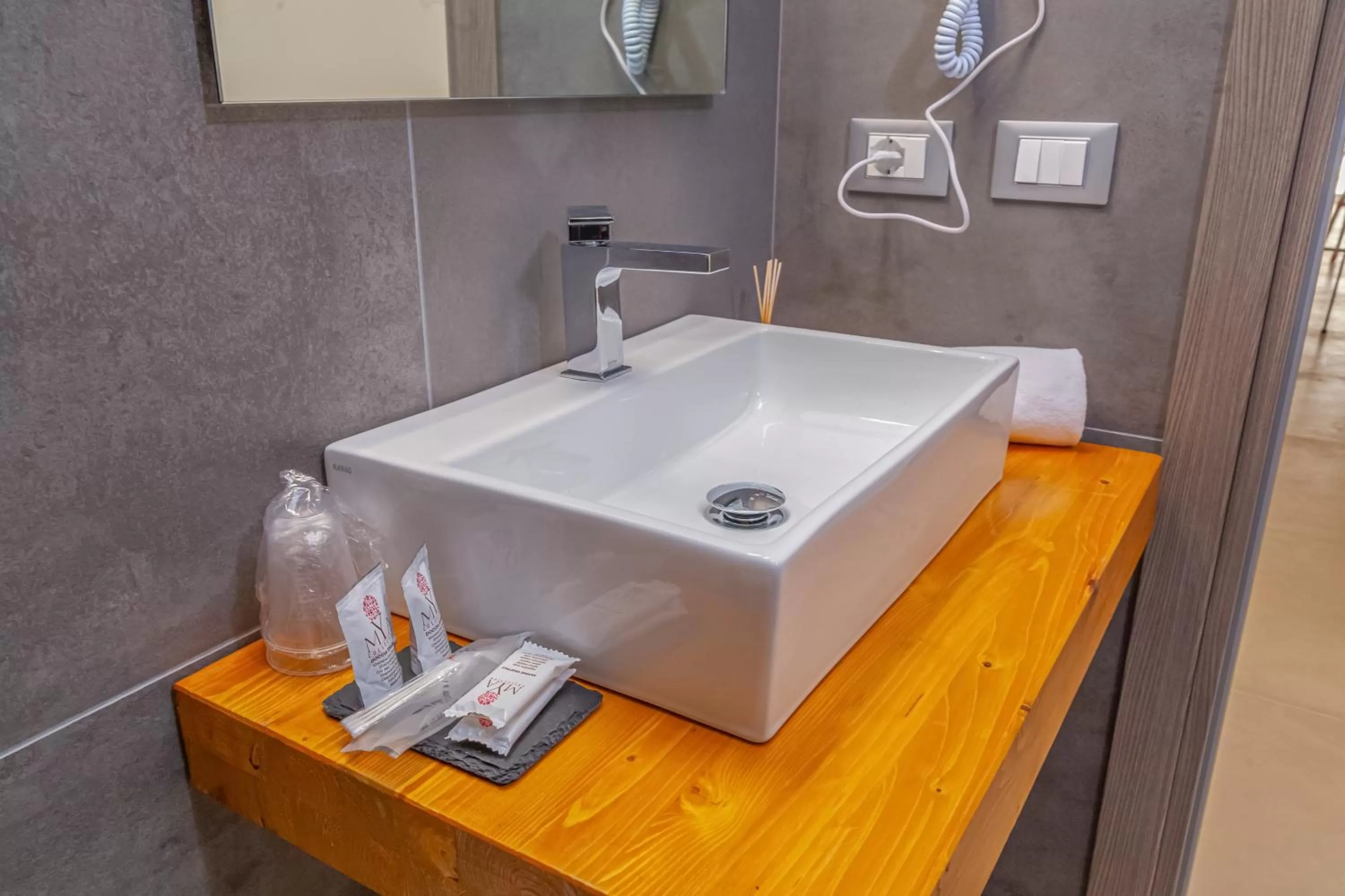 Double Room with Private Bathroom in Isgrò Rooms