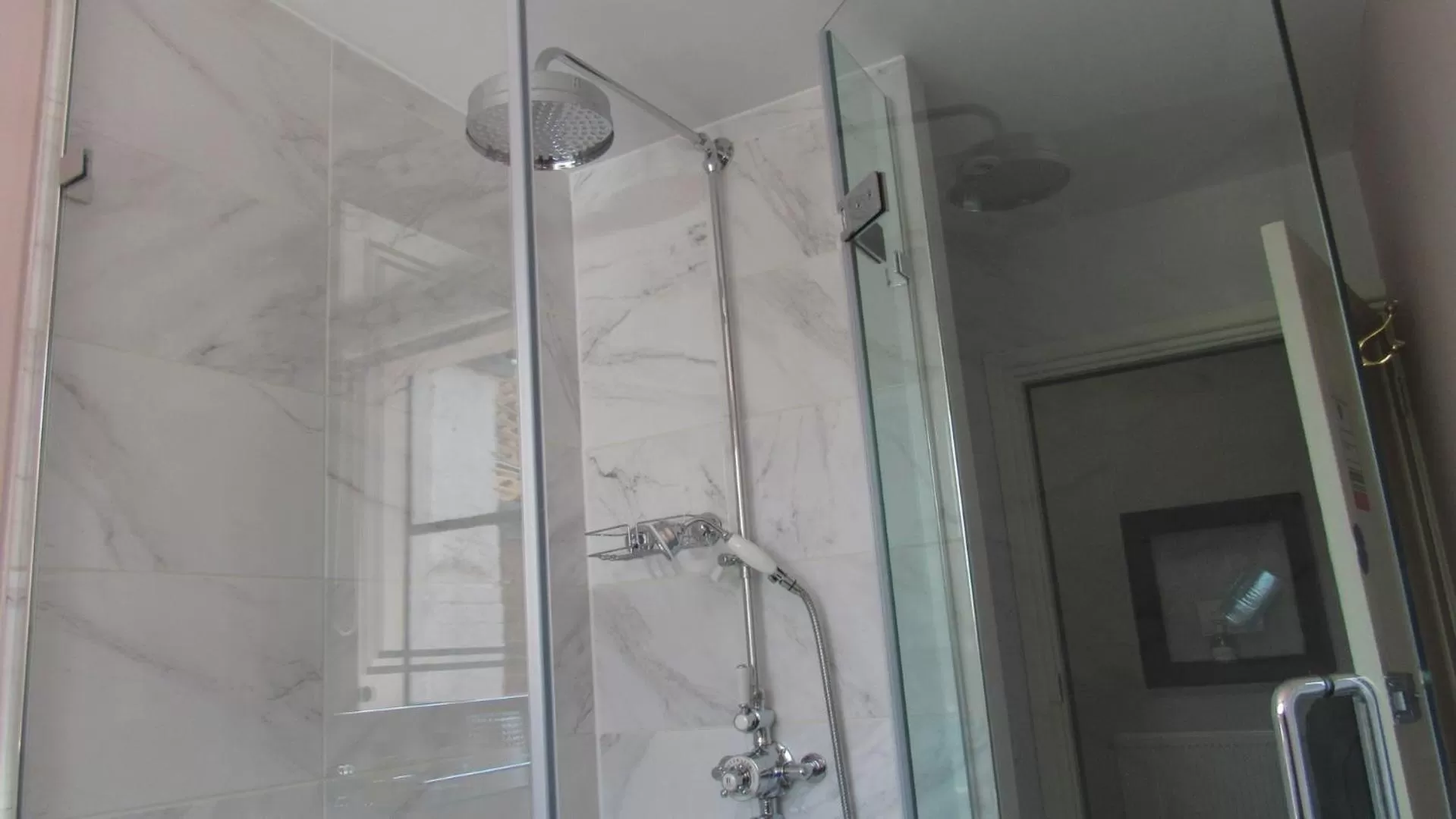 Shower in The Old Vicarage Hotel & Restaurant