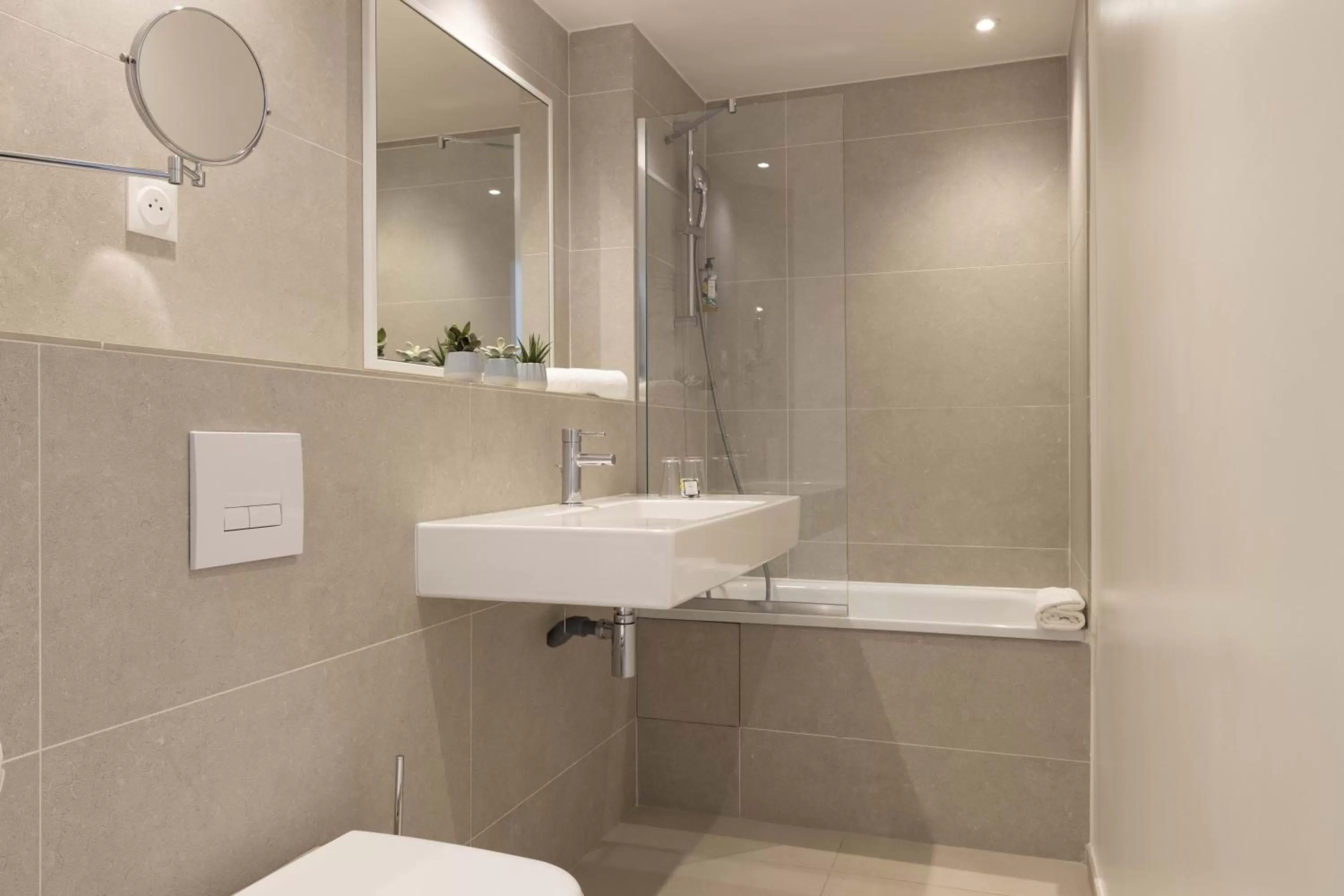 Bathroom in Hotel Paris Louis Blanc