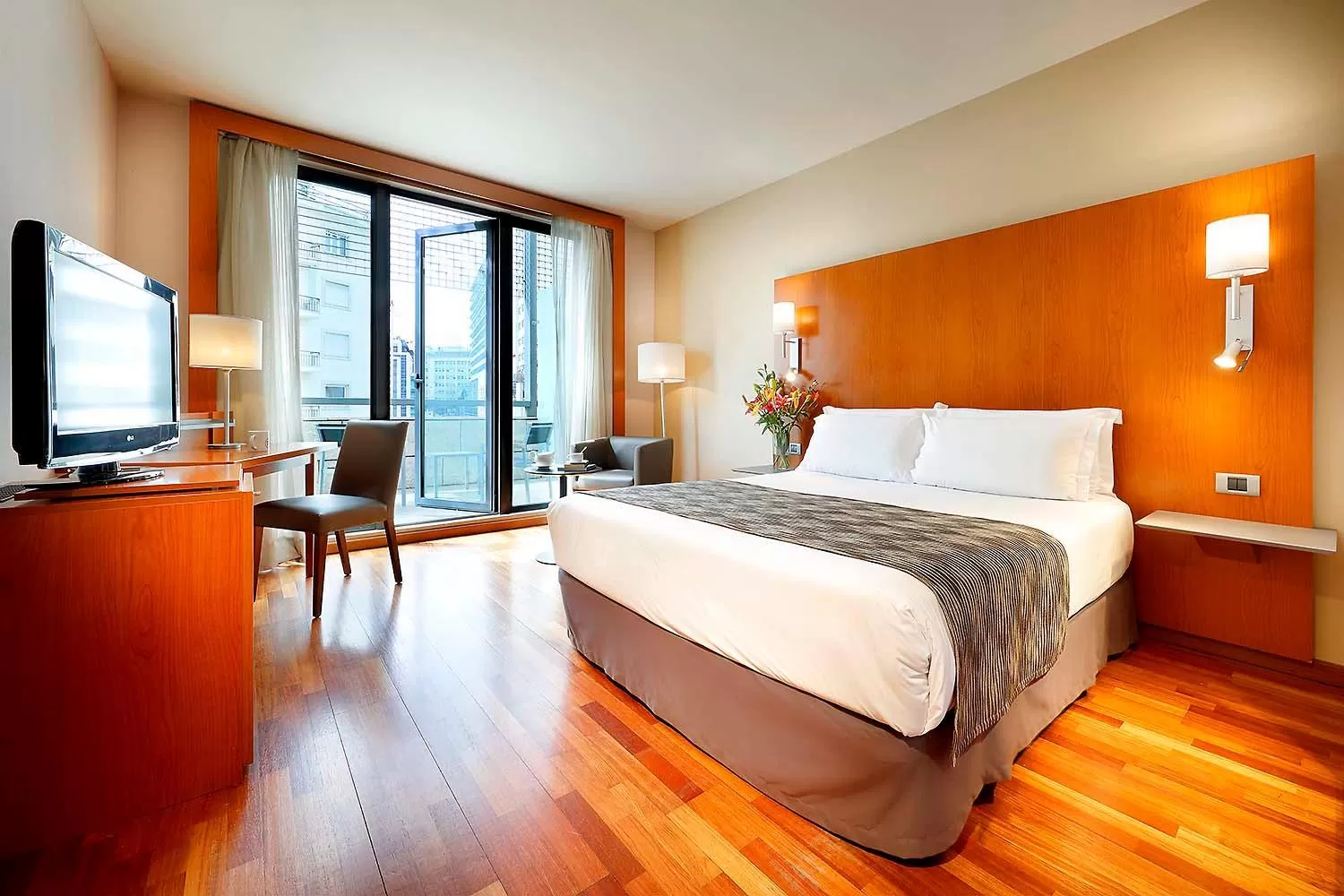 Photo of the whole room, Bed in Eurostars Lisboa Parque