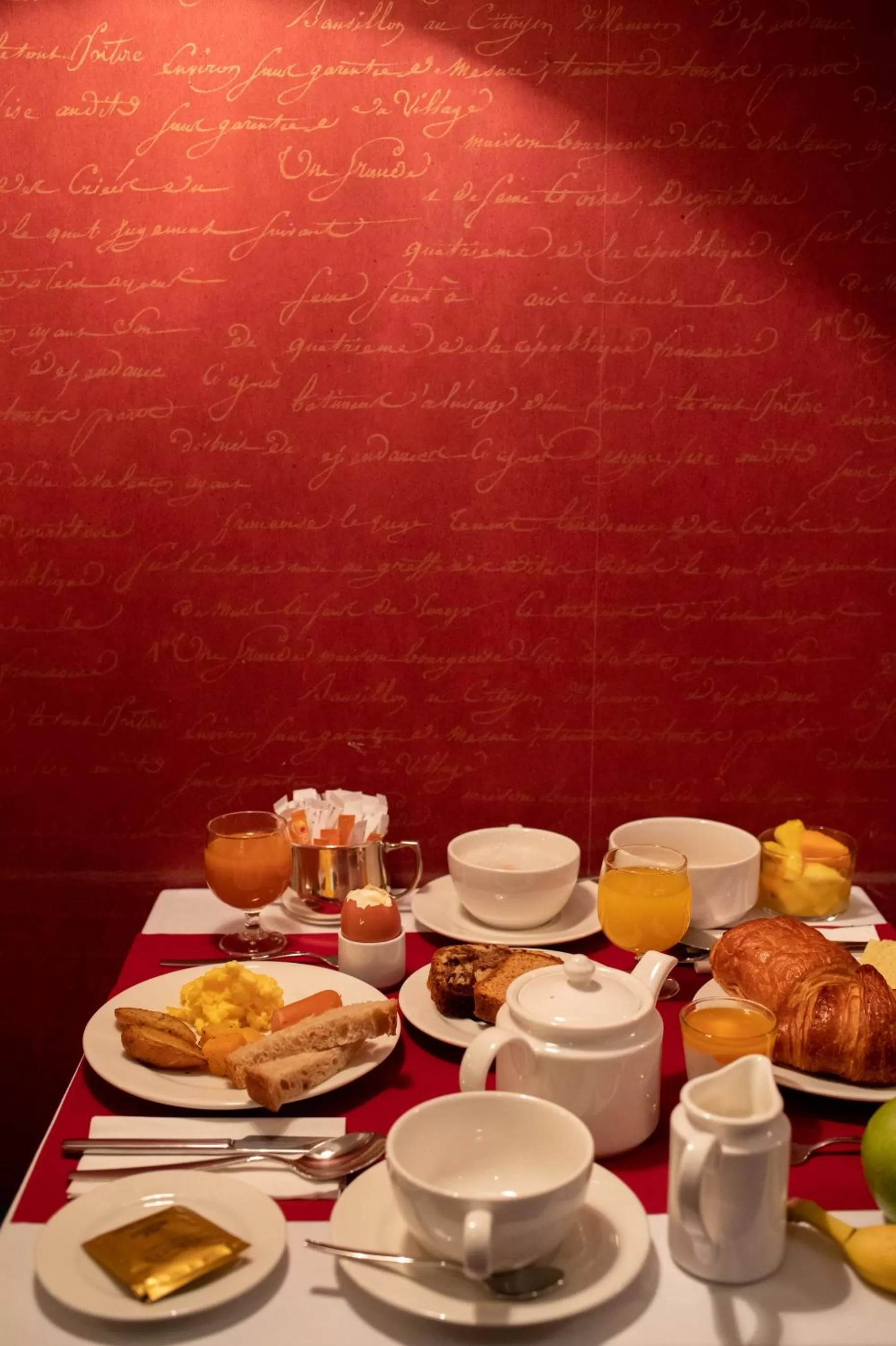 Continental breakfast in Villa Lutèce Port Royal