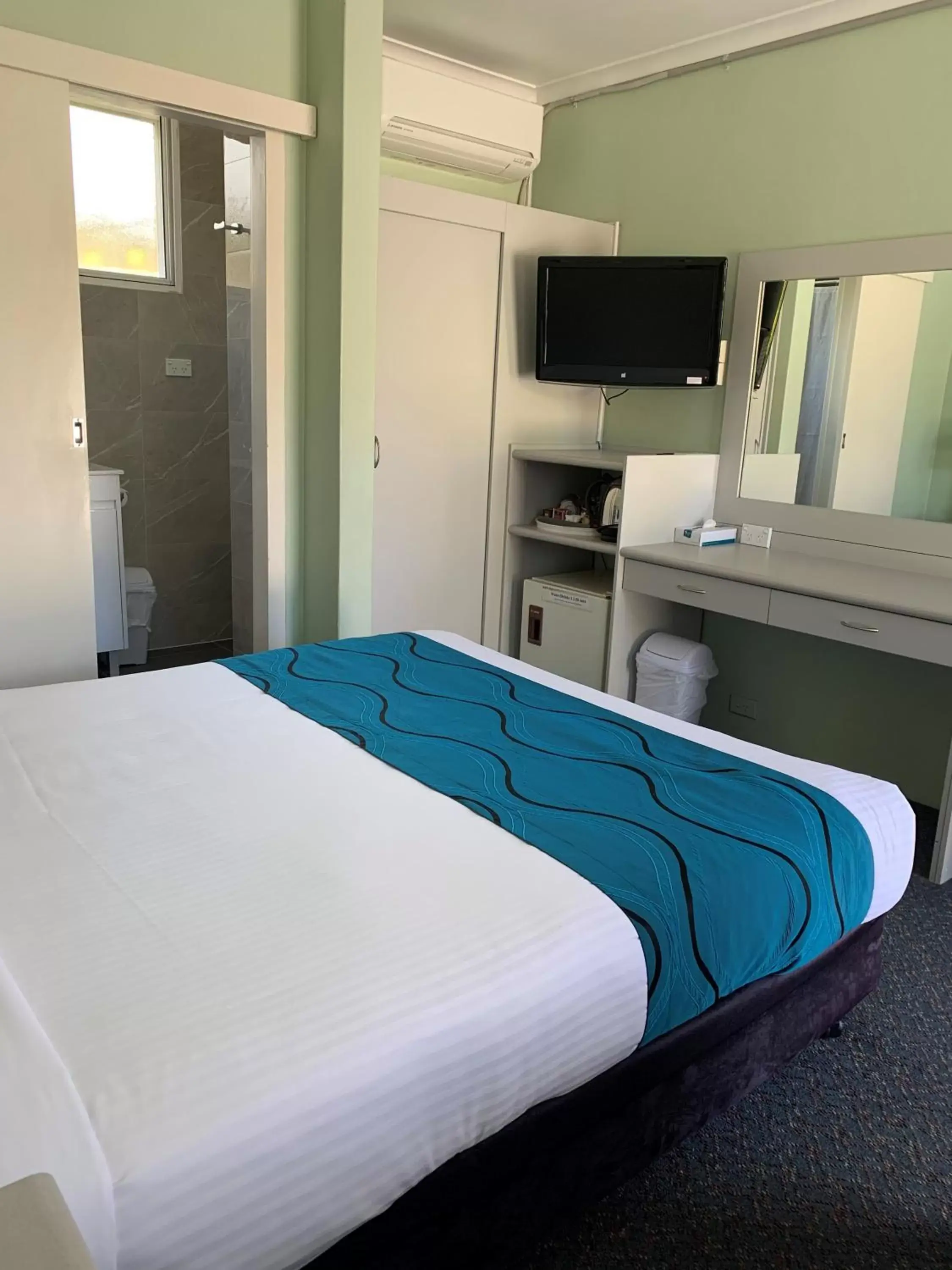 Queen Room in High Mountains Motor Inn Queen Room in High Mountains Motor Inn