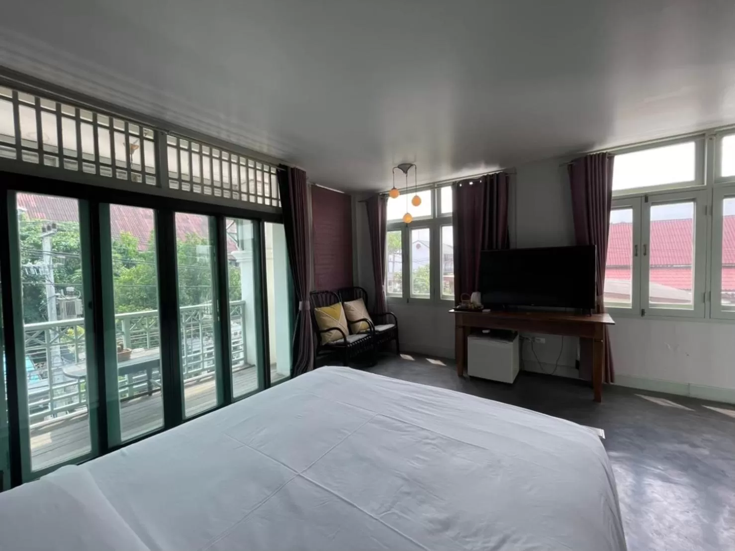 Communal lounge/ TV room, Bed in Villa Duangchampa