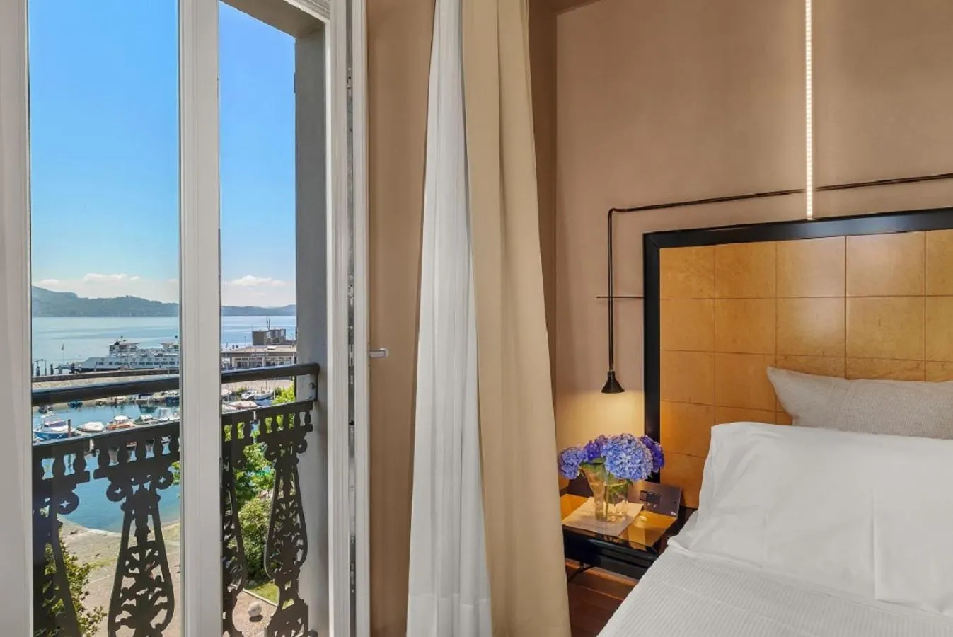 Lake view, Bed in Hotel Ancora