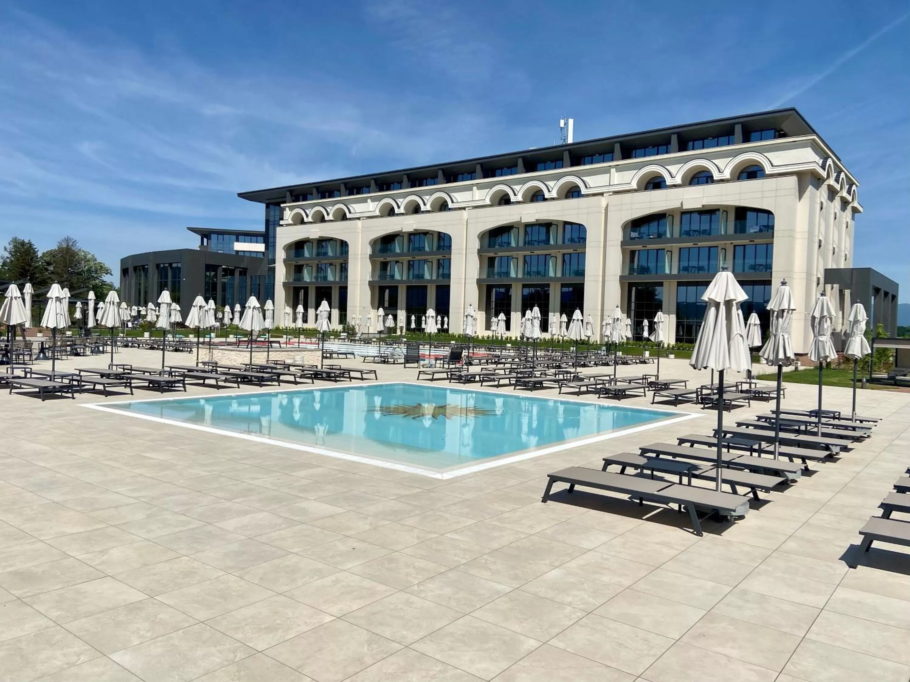 Swimming pool in Kings' Valley Medical & Spa Hotel