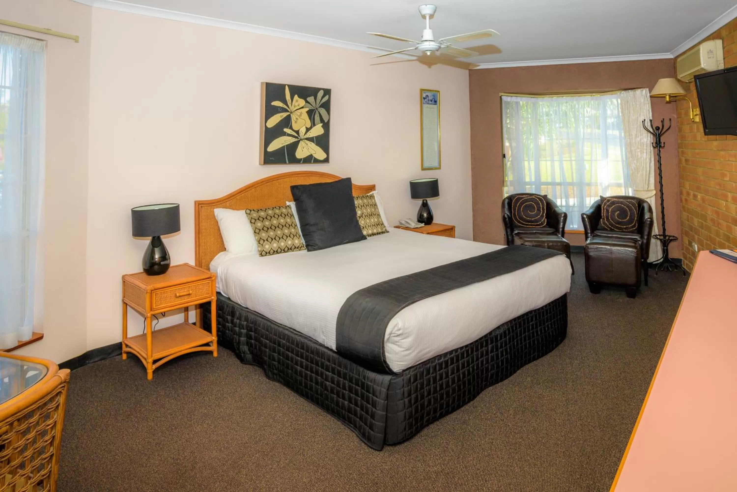 Executive King Suite with Spa Bath in Sapphire Waters Motor Inn