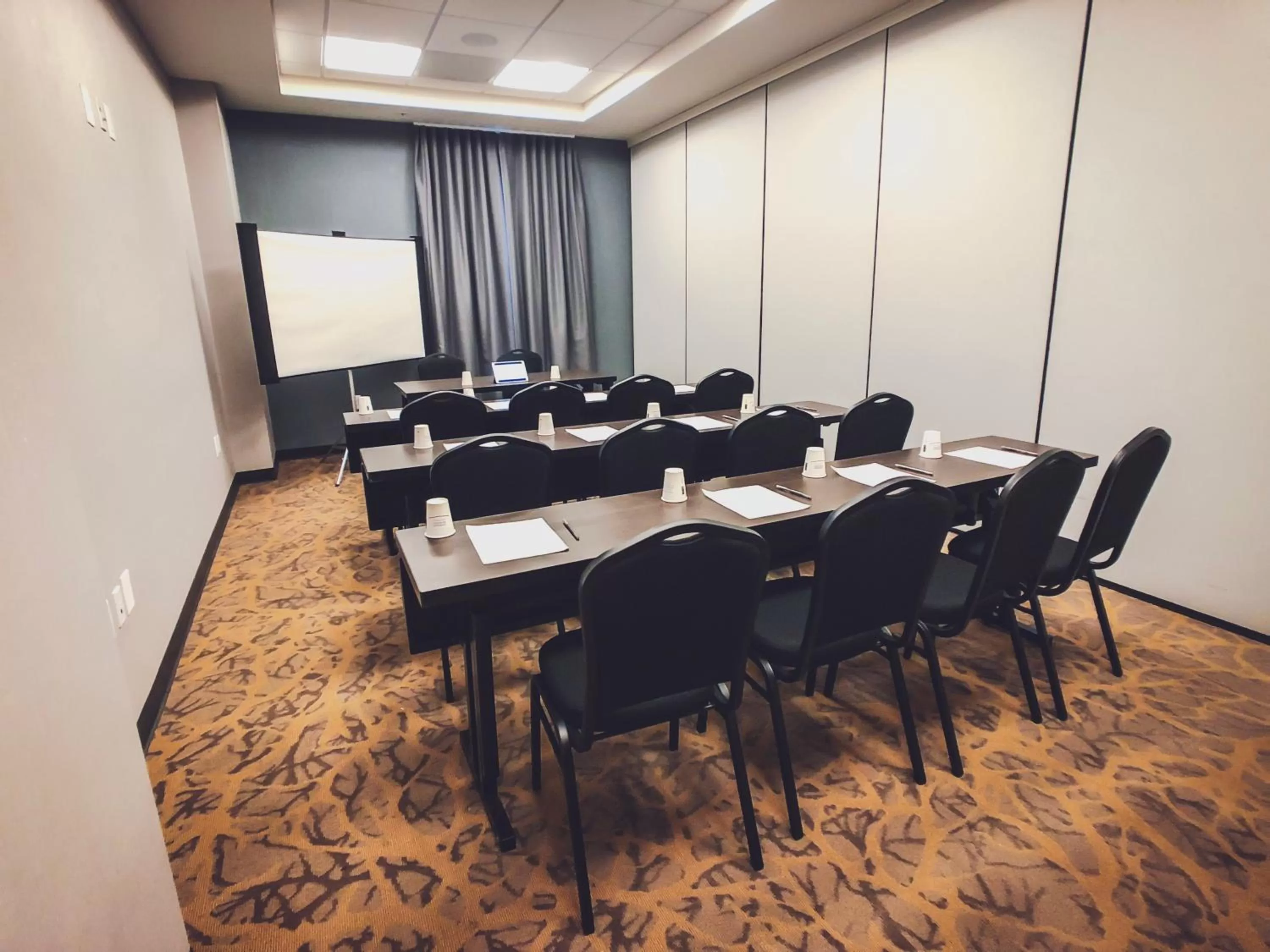 Meeting/conference room in Wingate by Wyndham Miami Airport