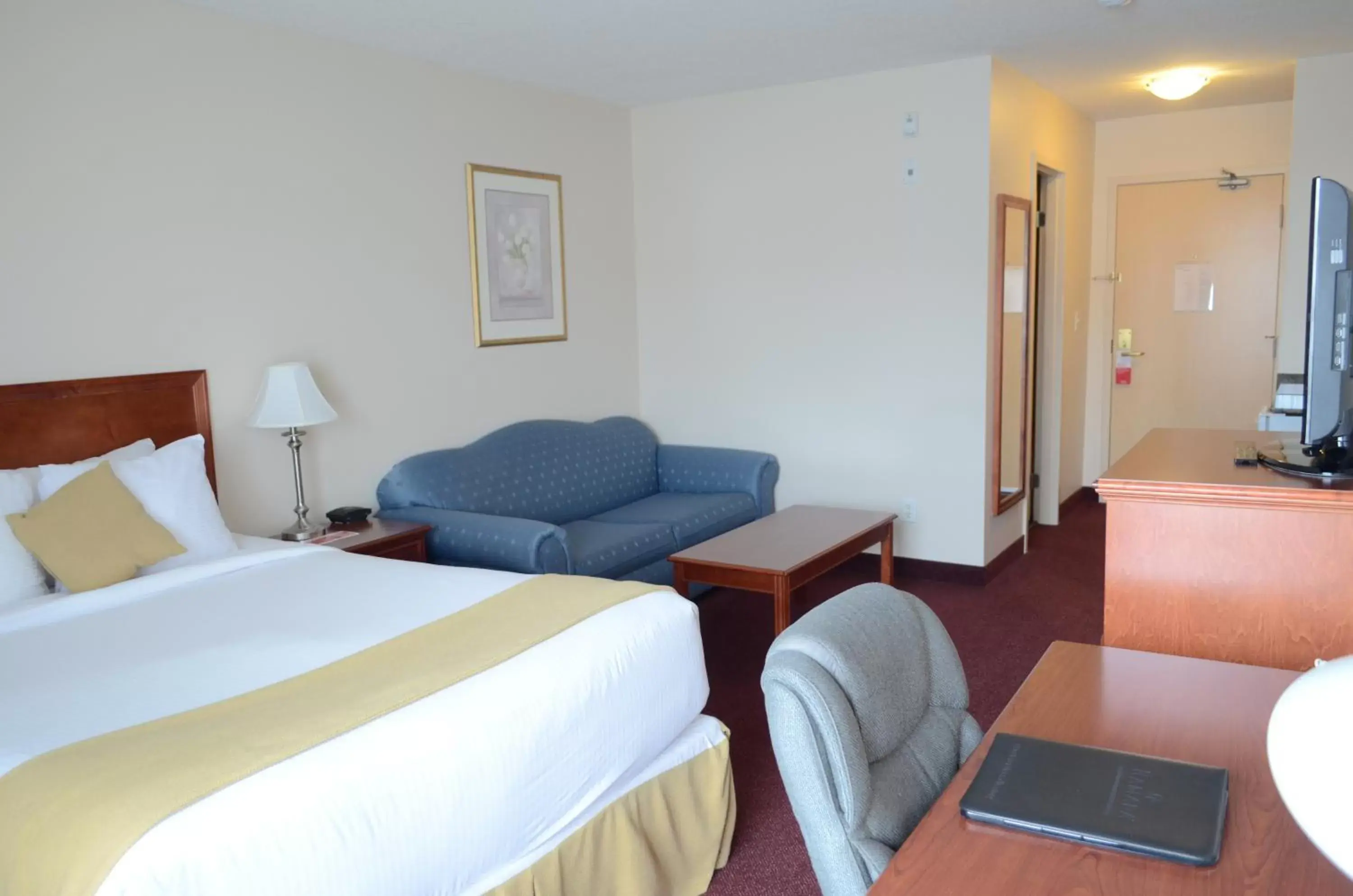 Standard Queen Room with Sofa Bed - Non Smoking in Quality Inn & Suites Edmonton International Airport Standard Queen Room with Sofa Bed - Non Smoking in Quality Inn & Suites Edmonton International Airport