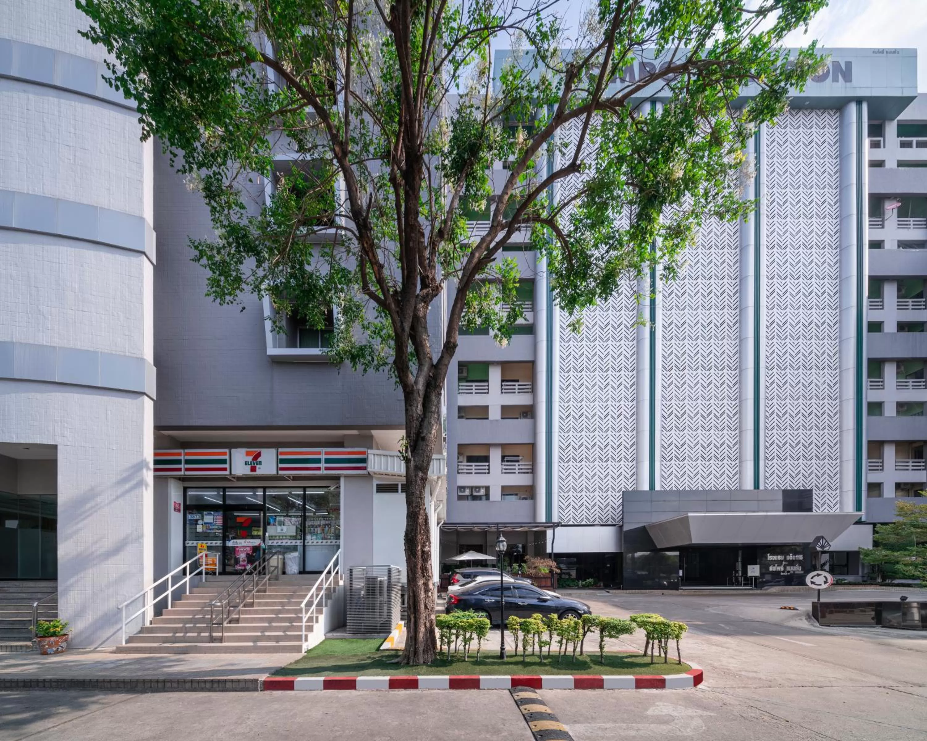 On-site shops in At 115 Hotel By Rompo