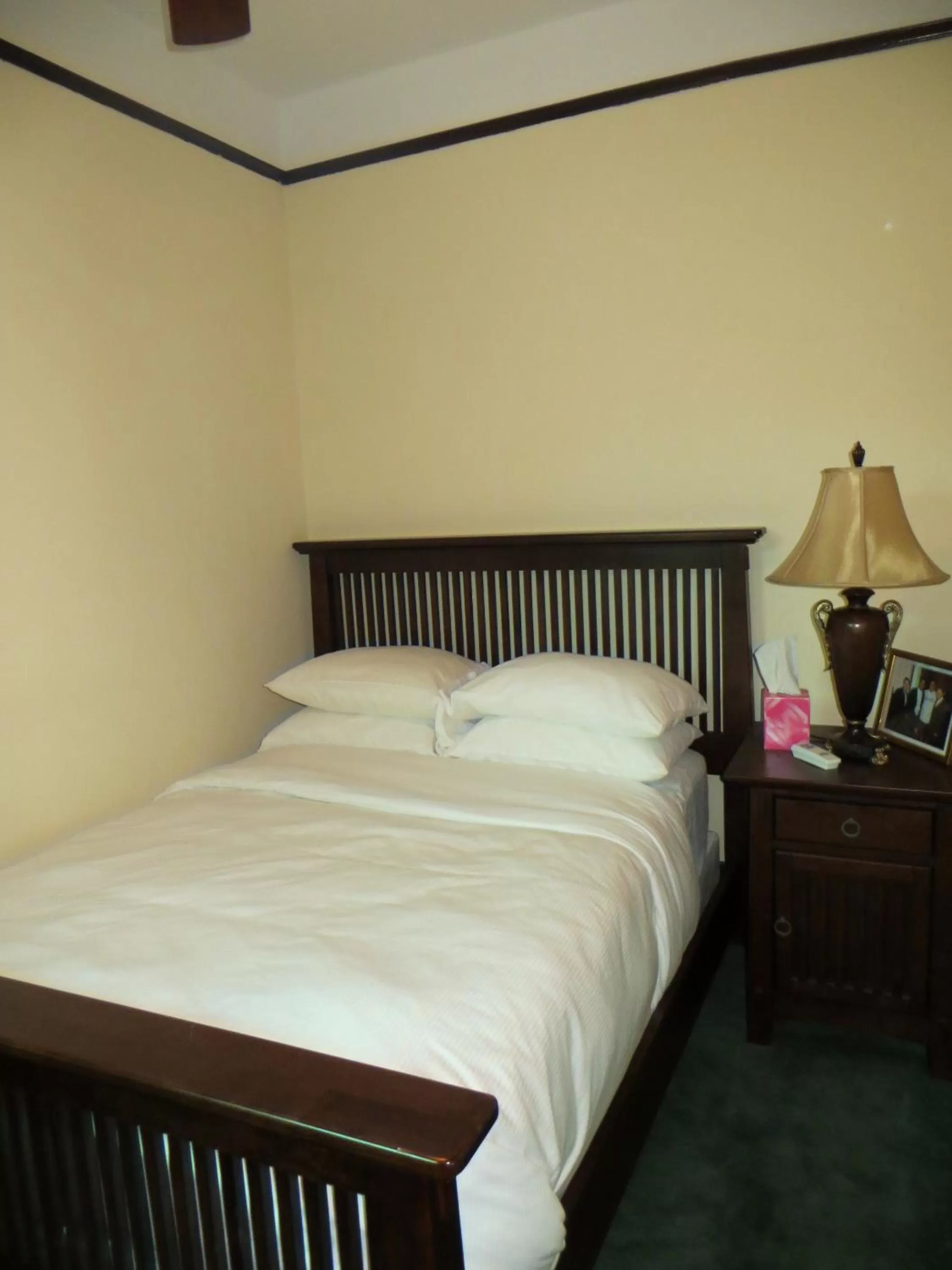 Bed in The Polo Inn Bridgeport U.S.A.