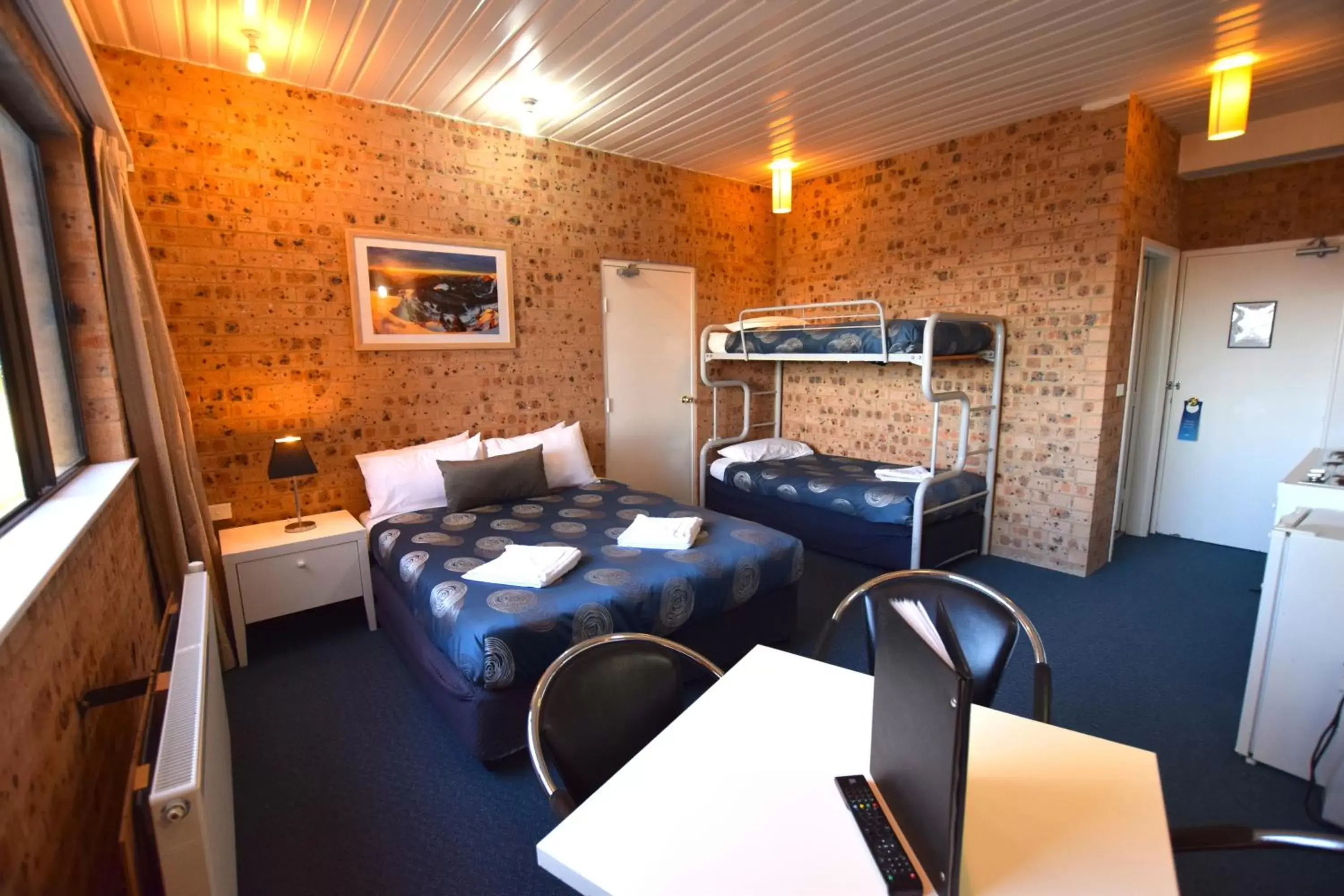 Ground floor Deluxe Family room - sleeps up to 4 in Alpine Resort Motel Ground floor Deluxe Family room - sleeps up to 4 in Alpine Resort Motel