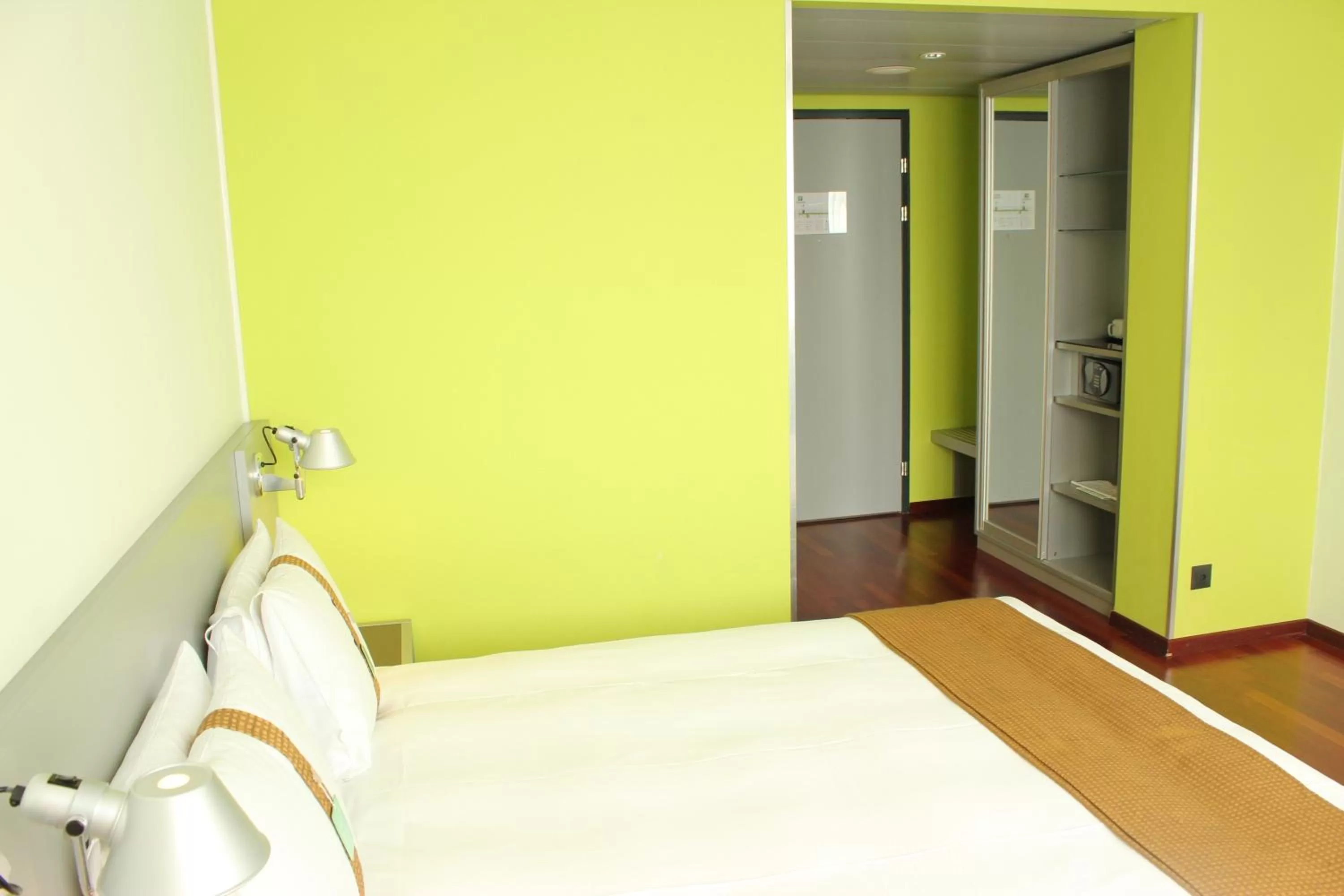 Photo of the whole room, Bed in Holiday Inn Zürich Messe by IHG