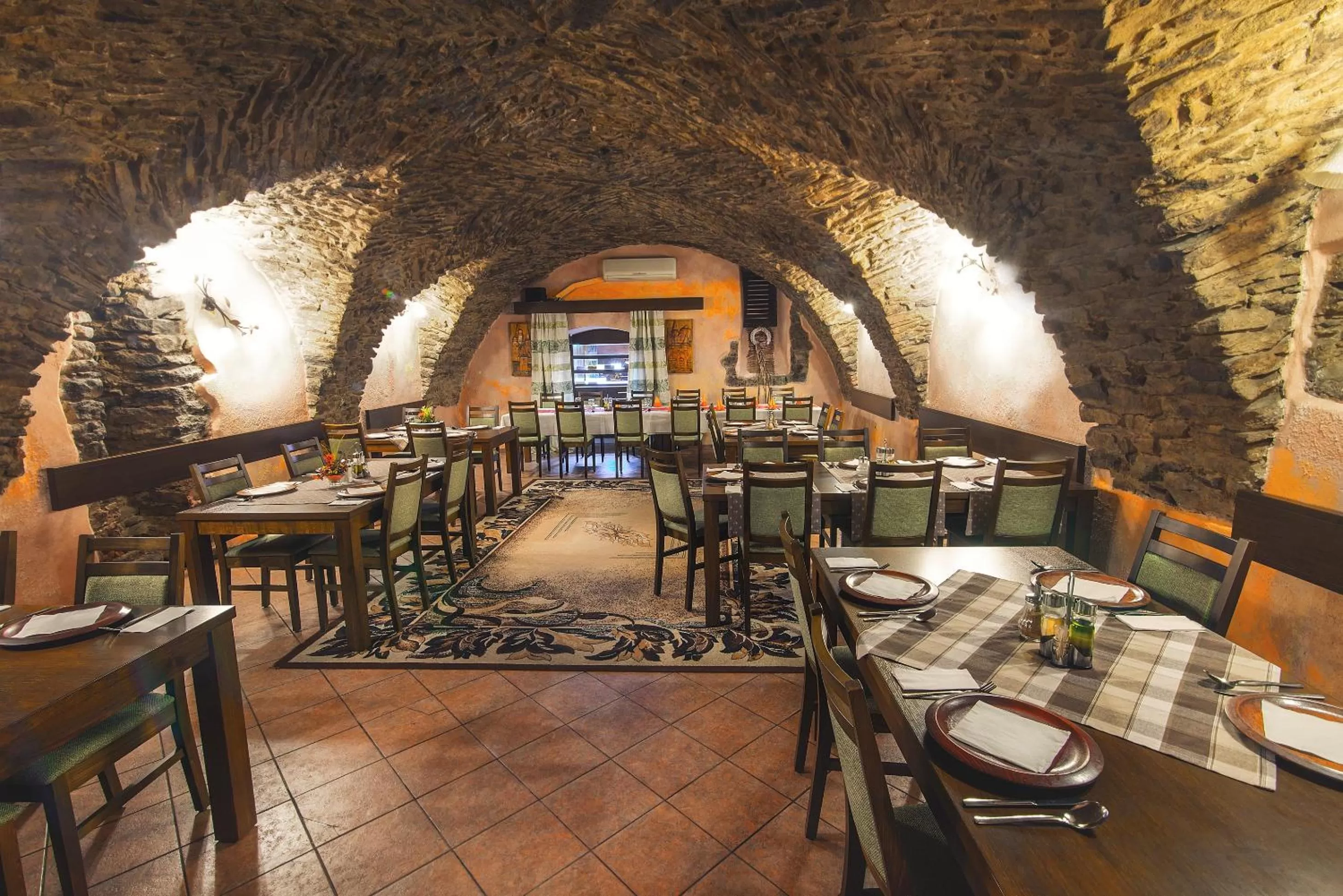 Restaurant/places to eat in Hotel Arkada