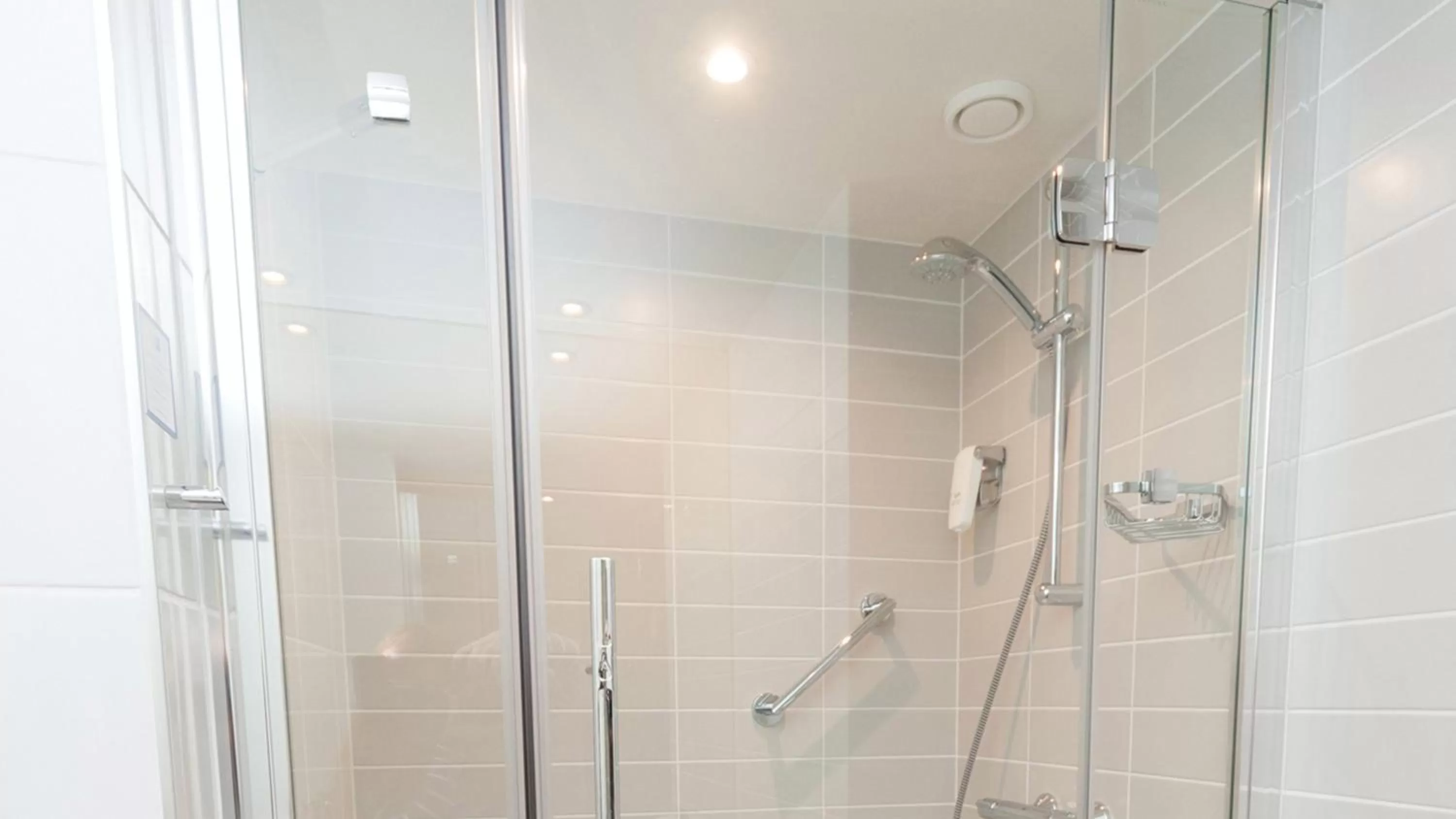 Photo of the whole room in Holiday Inn Express Aberdeen Airport by IHG