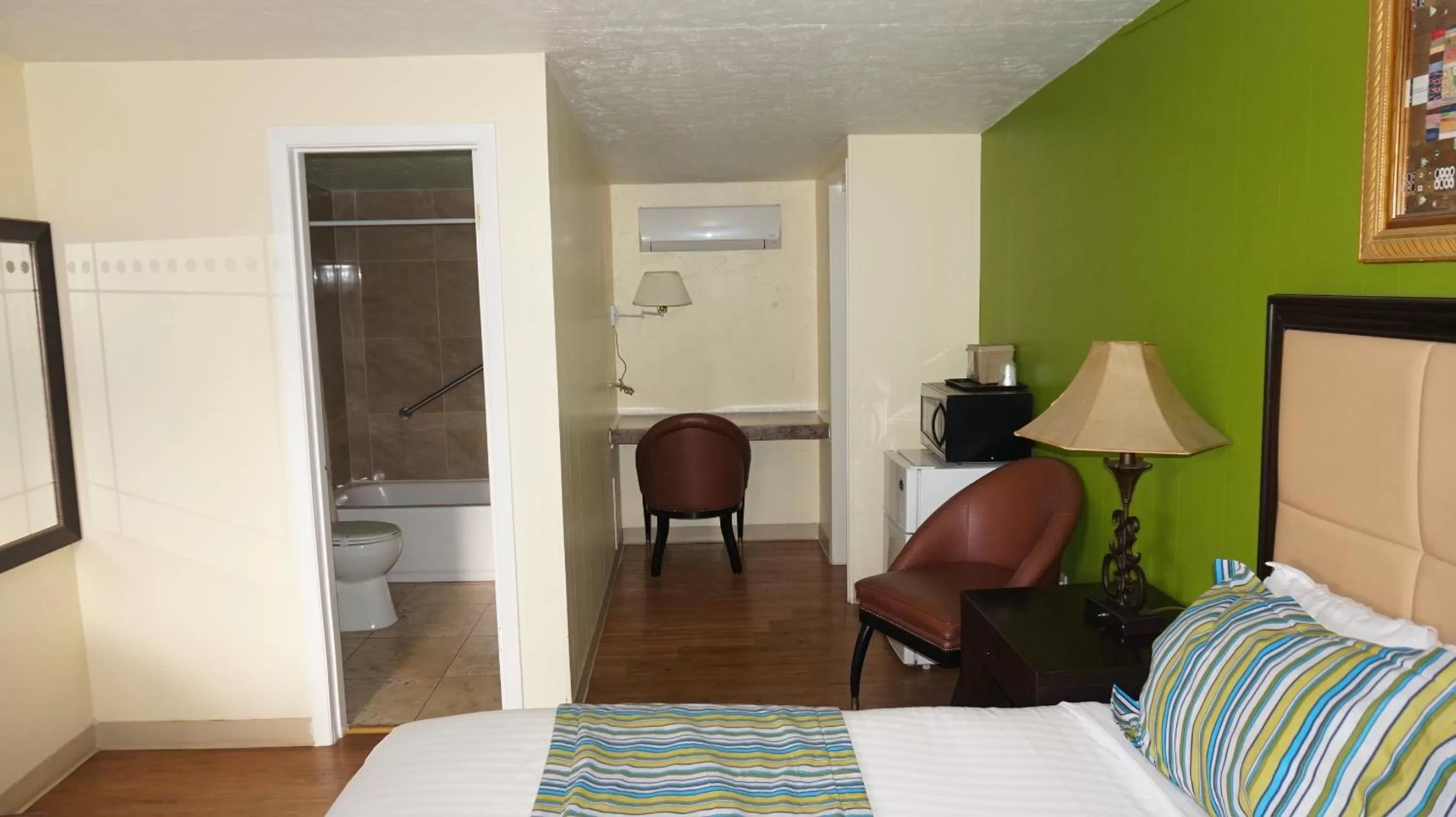 Bed in Eagle Crater Lake Inn