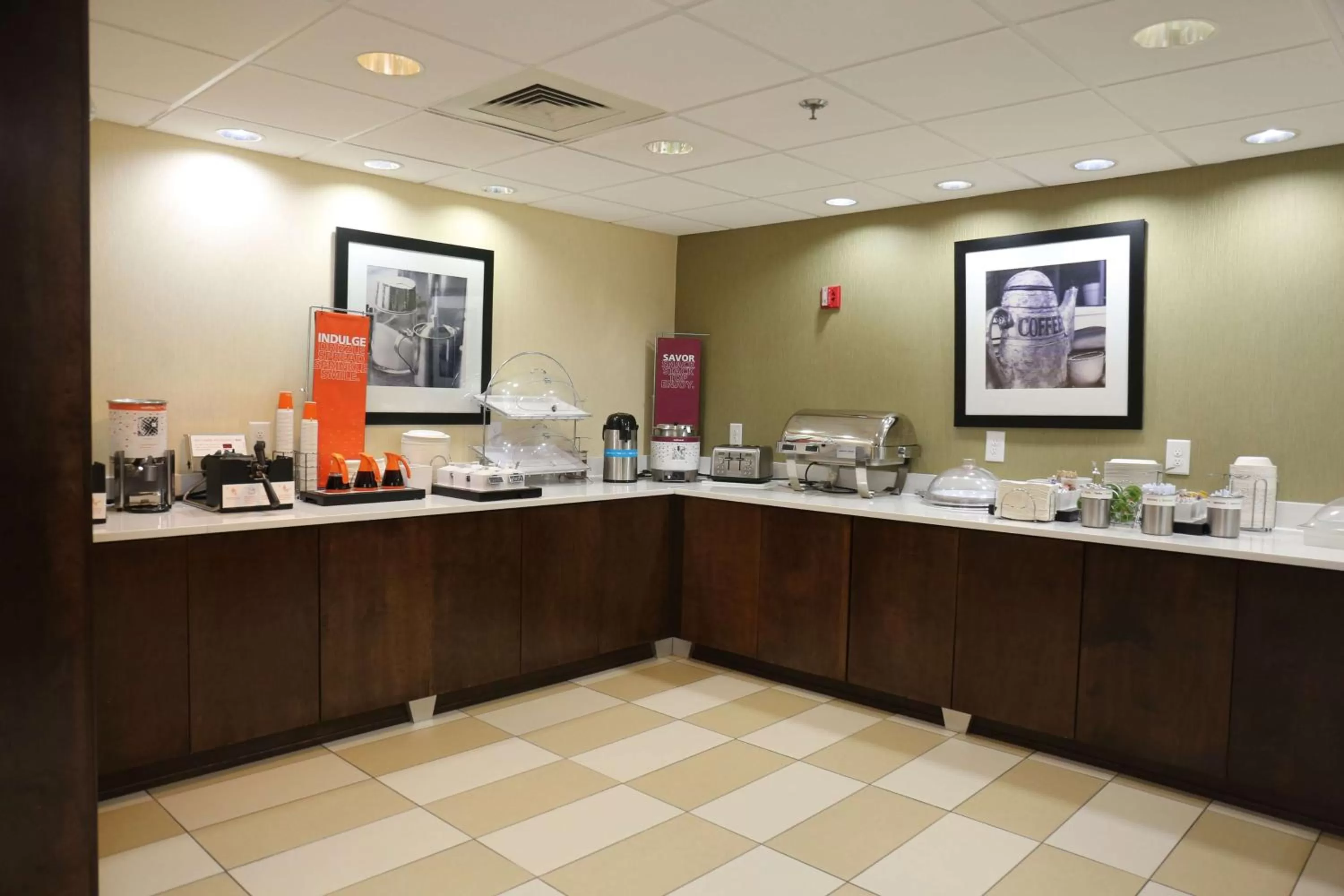 Dining area in Hampton Inn Sumter