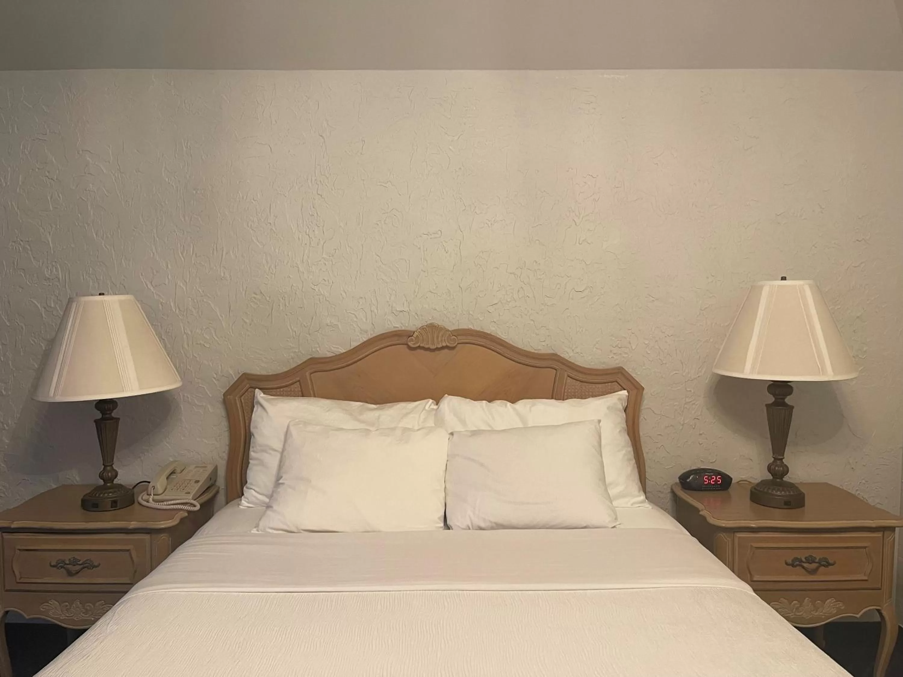 Bed in Chateau Hotel and Conference Center