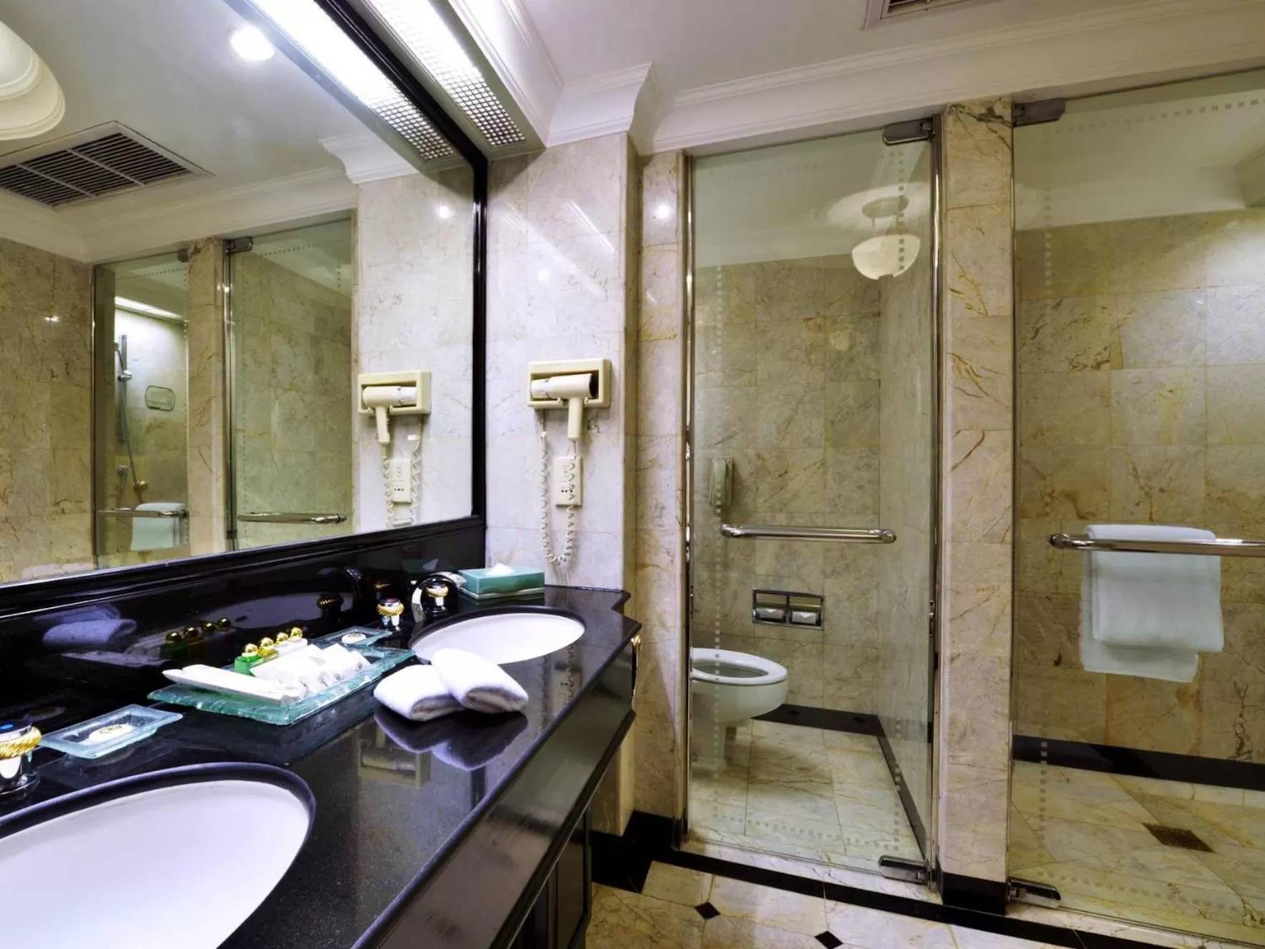Bathroom in Evergreen Laurel Hotel Bangkok