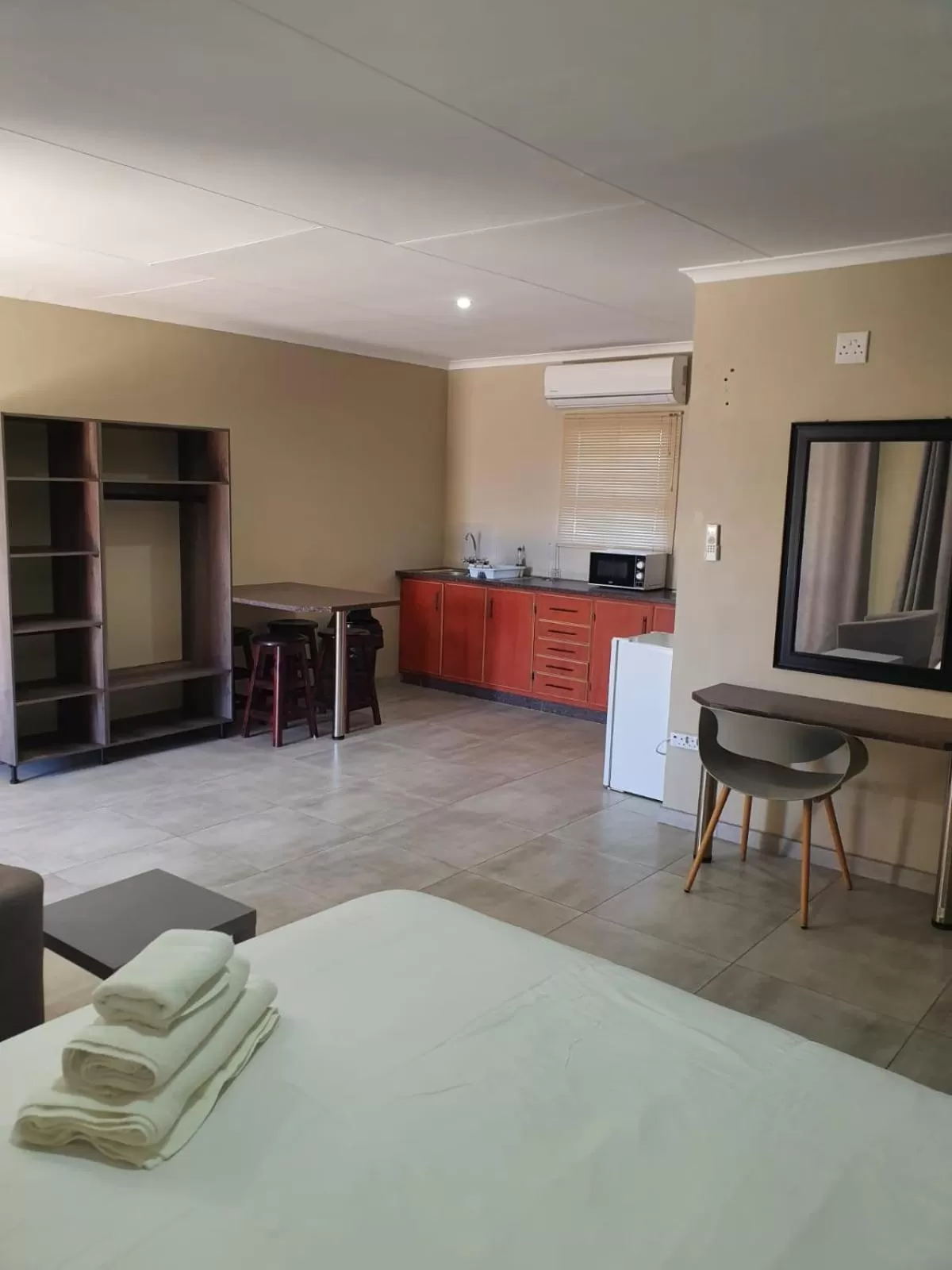 Kitchen or kitchenette, Bed in Pro Plants Accommodation