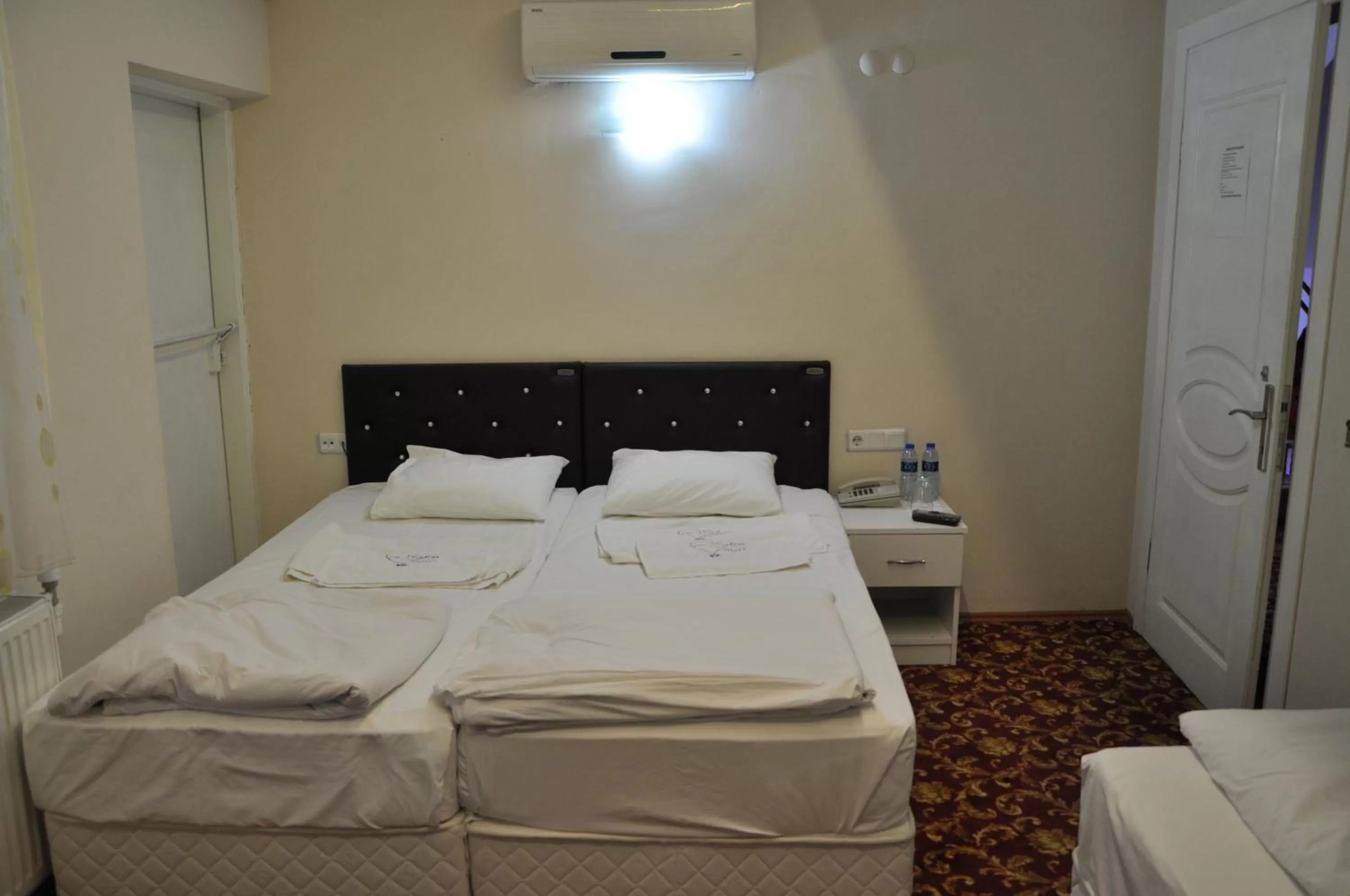 Photo of the whole room, Bed in Sakran Hotel