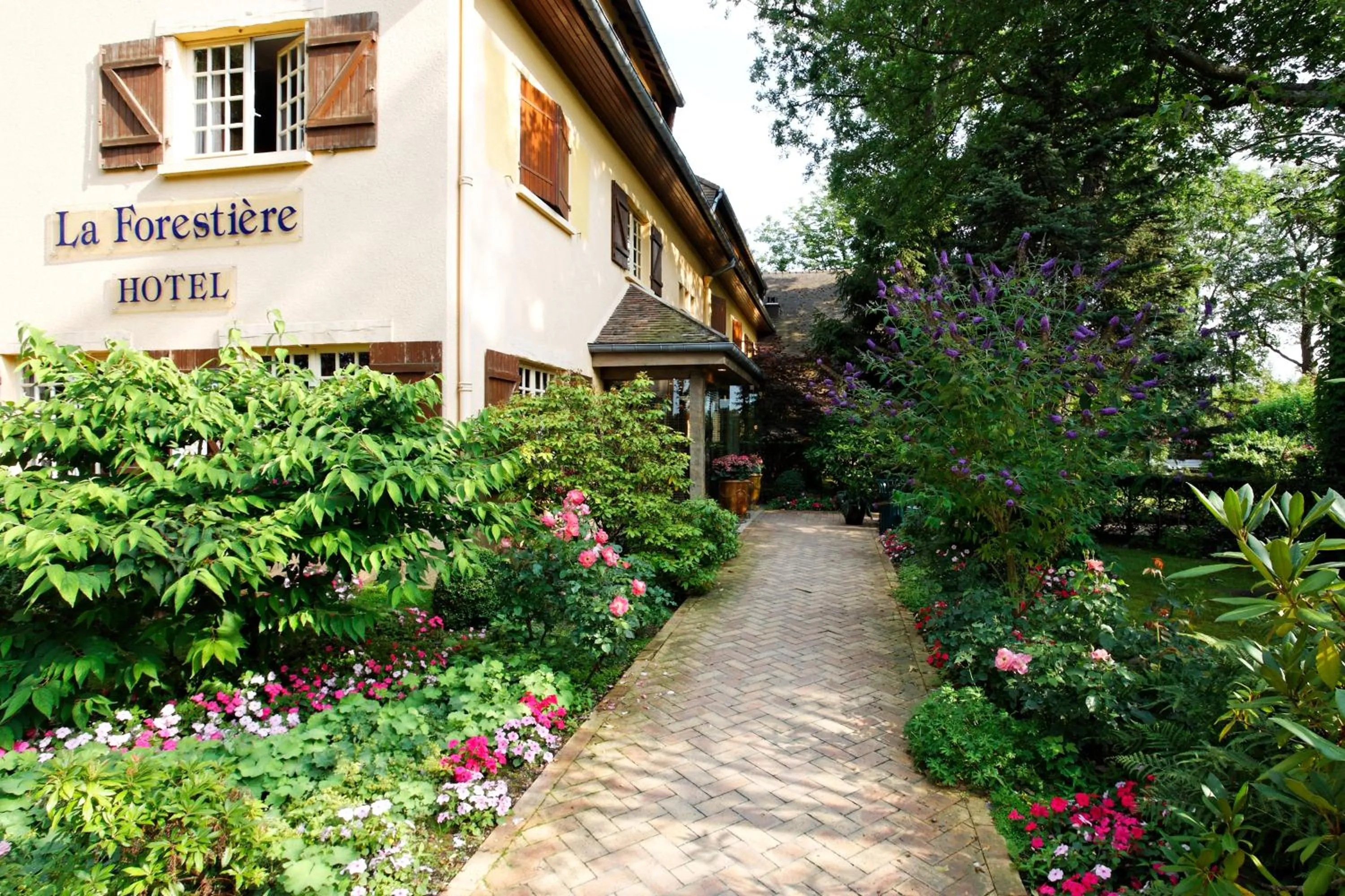Facade/entrance in Cazaudehore, hôtel de charme au vert