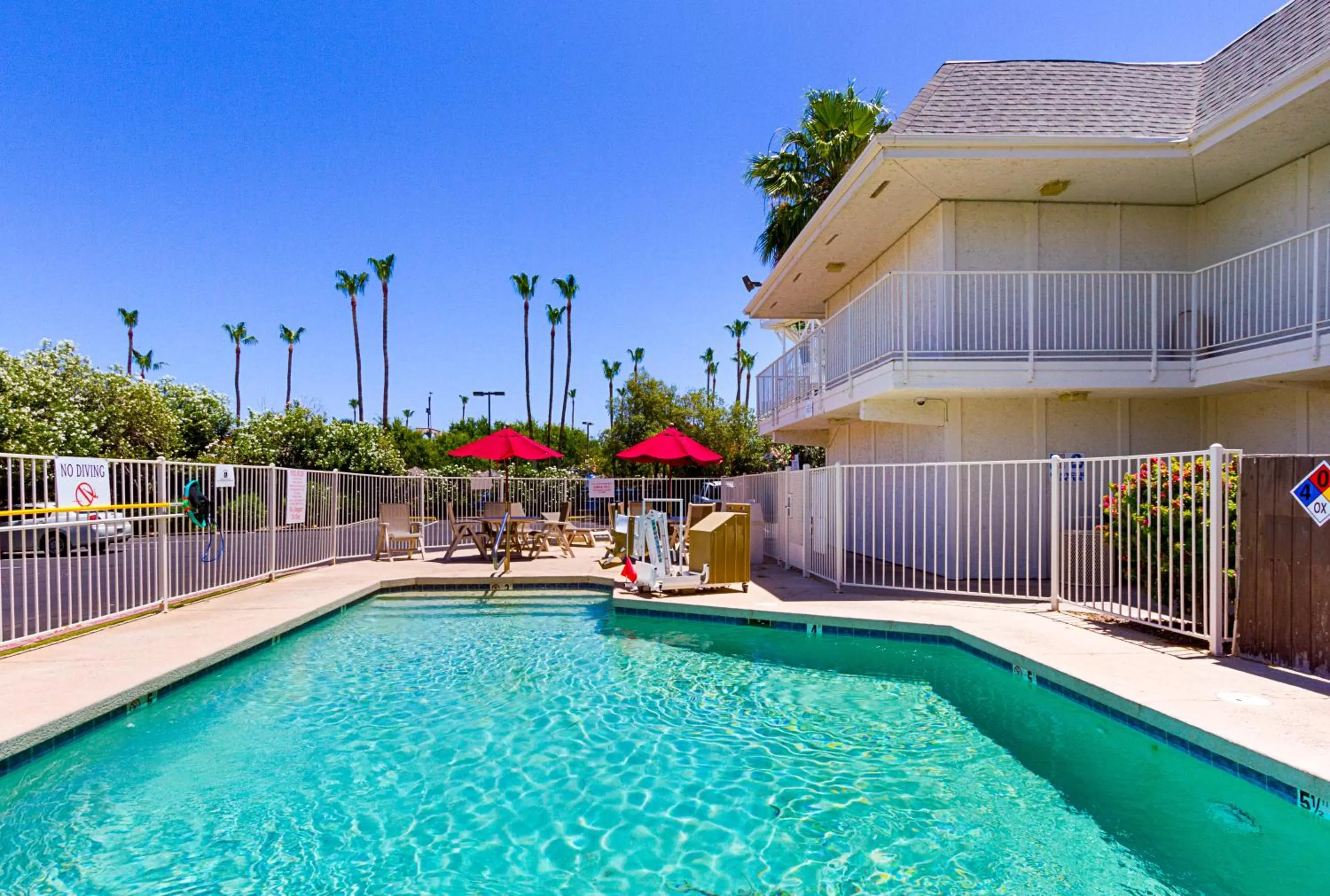 Swimming pool in Motel 6-Mesa, AZ - South